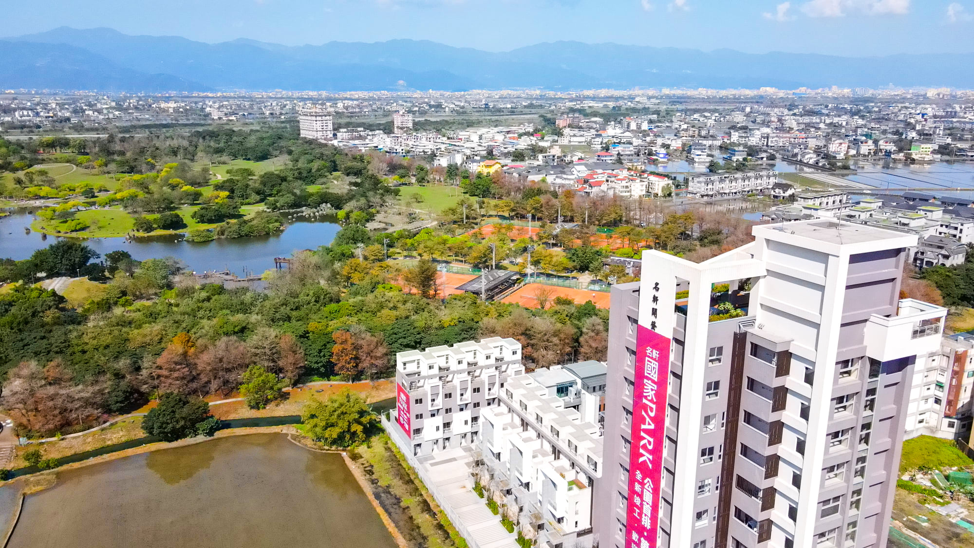 名軒國家park 以前 都是在公園看著別人的建築物現在 有機會從自己家裡的陽台看著下面的公園 Facebook