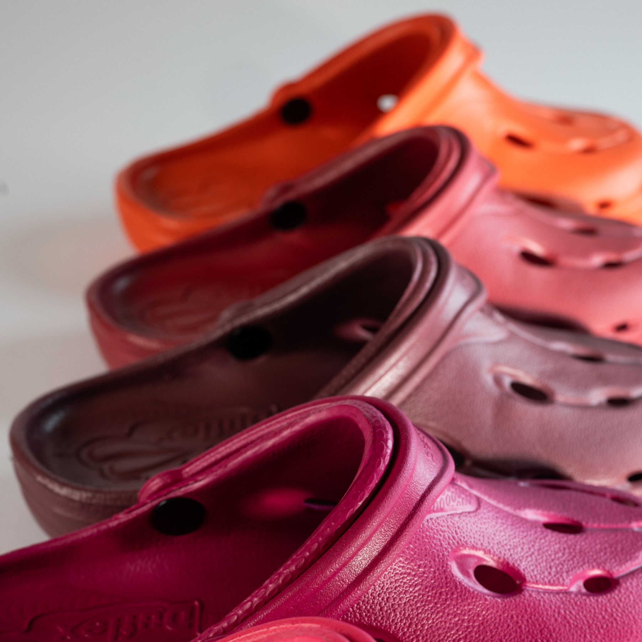Duflex - ️👞 Shades of Red – Deine DUFLEX Clogs in voller Farbpower! 👞 ️ ...