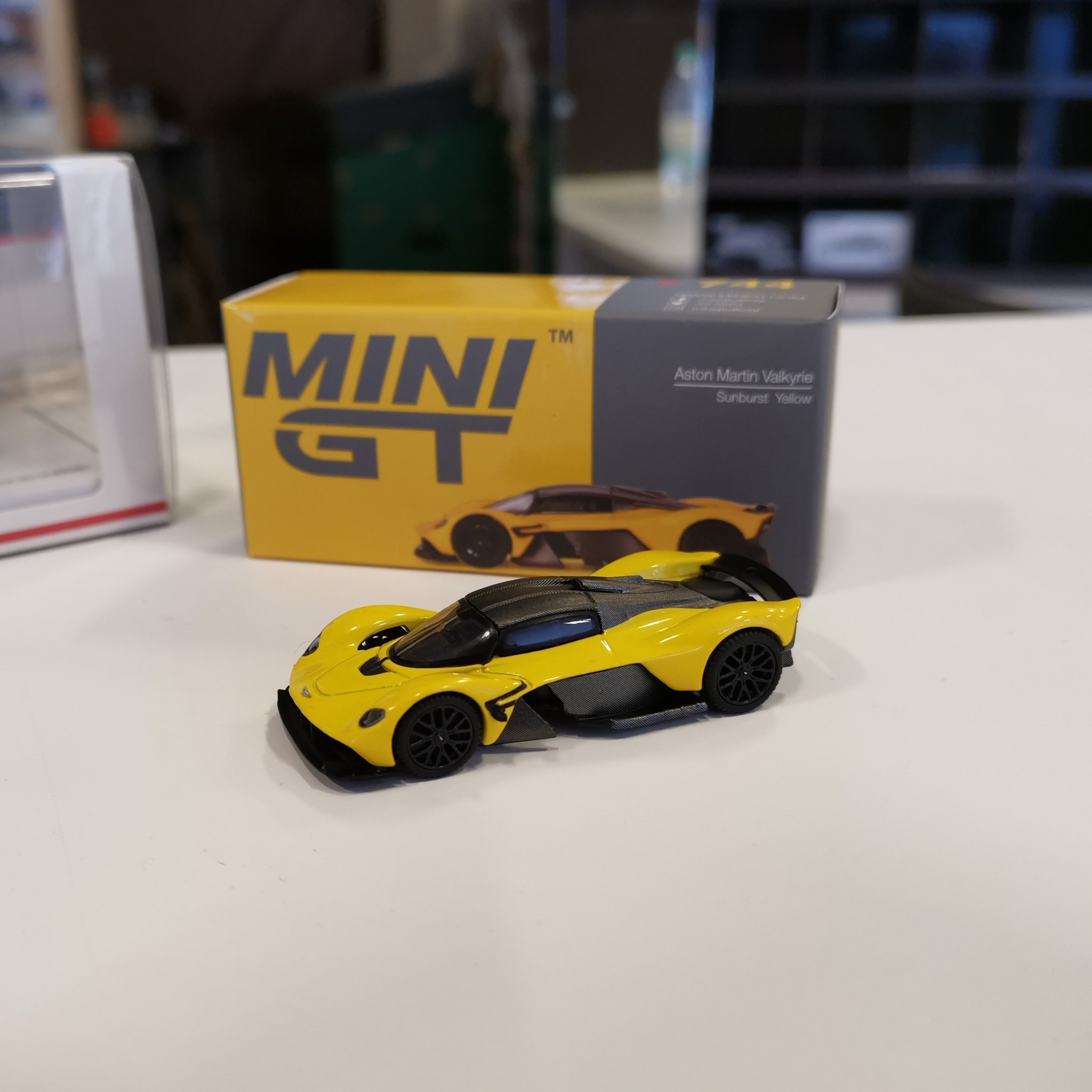 Voiture Miniature 1:64 Aston Martin Valkyrie Jaune Sunburst - Mini GT - 2024