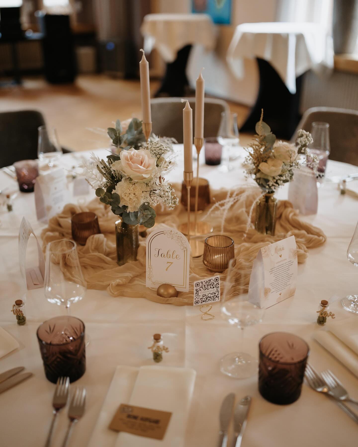 kesajadekoration Eine Tischdekoration in verschiedenen beige und brauntönen mit pastellrosa Rosen und Trockenblumen. Foto: @loveshots_hochzeitsfotografie Location: @albrechtscasino #hochzeitsdeko #hoc