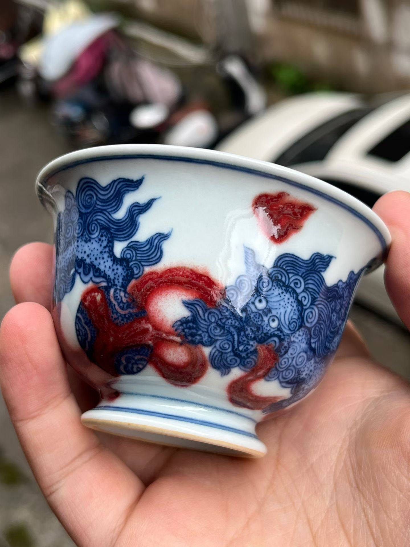 狮子滚绣球｜青花釉里红狮子滚绣球，好运在后头。 这只最亮眼的就是釉