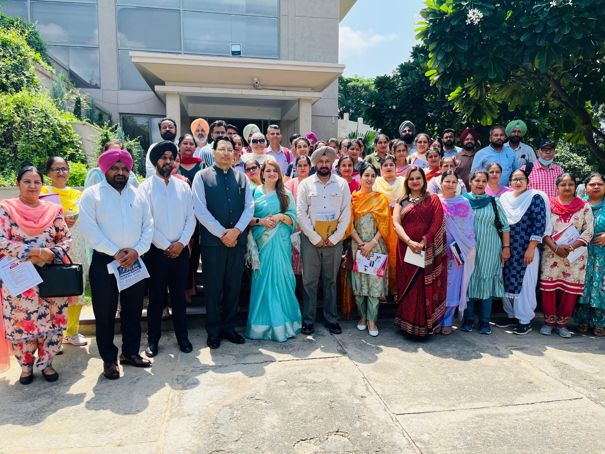 𝐇𝐨𝐰 𝐭𝐨 𝐒𝐡𝐚𝐫𝐞 𝐌𝐢𝐜𝐫𝐨𝐬𝐨𝐟𝐭 𝟑𝟔𝟓 𝐅𝐚𝐦𝐢𝐥𝐲 𝐰𝐢𝐭𝐡 𝐒𝐨𝐦𝐞𝐨𝐧𝐞 Want to share 𝐌𝐢𝐜𝐫𝐨𝐬𝐨𝐟𝐭 ...