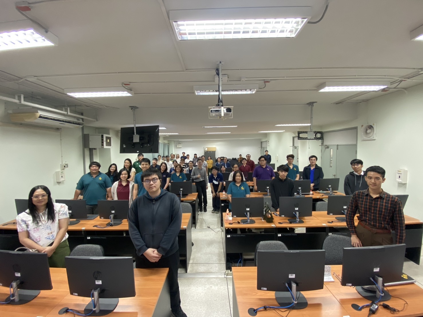 รศ.ดร.จักรเมธ บุตรกระจ่าง และ... - Computer Science CMU