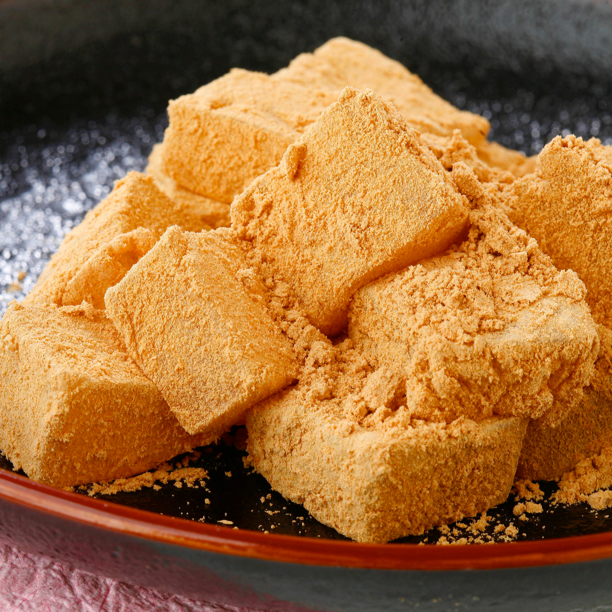 わらび餅 お菓子の久月ではとろける様なわらび餅を 本日からお買い求め 