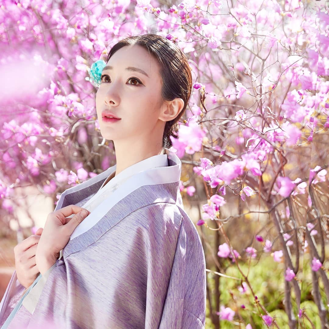 라투메이크업 - 화사한 봄이네요 2019 한 복 스 냅 - 장소협찬 : 한국민속촌 사진:허정회 의상협찬 : 한복촌 https ...
