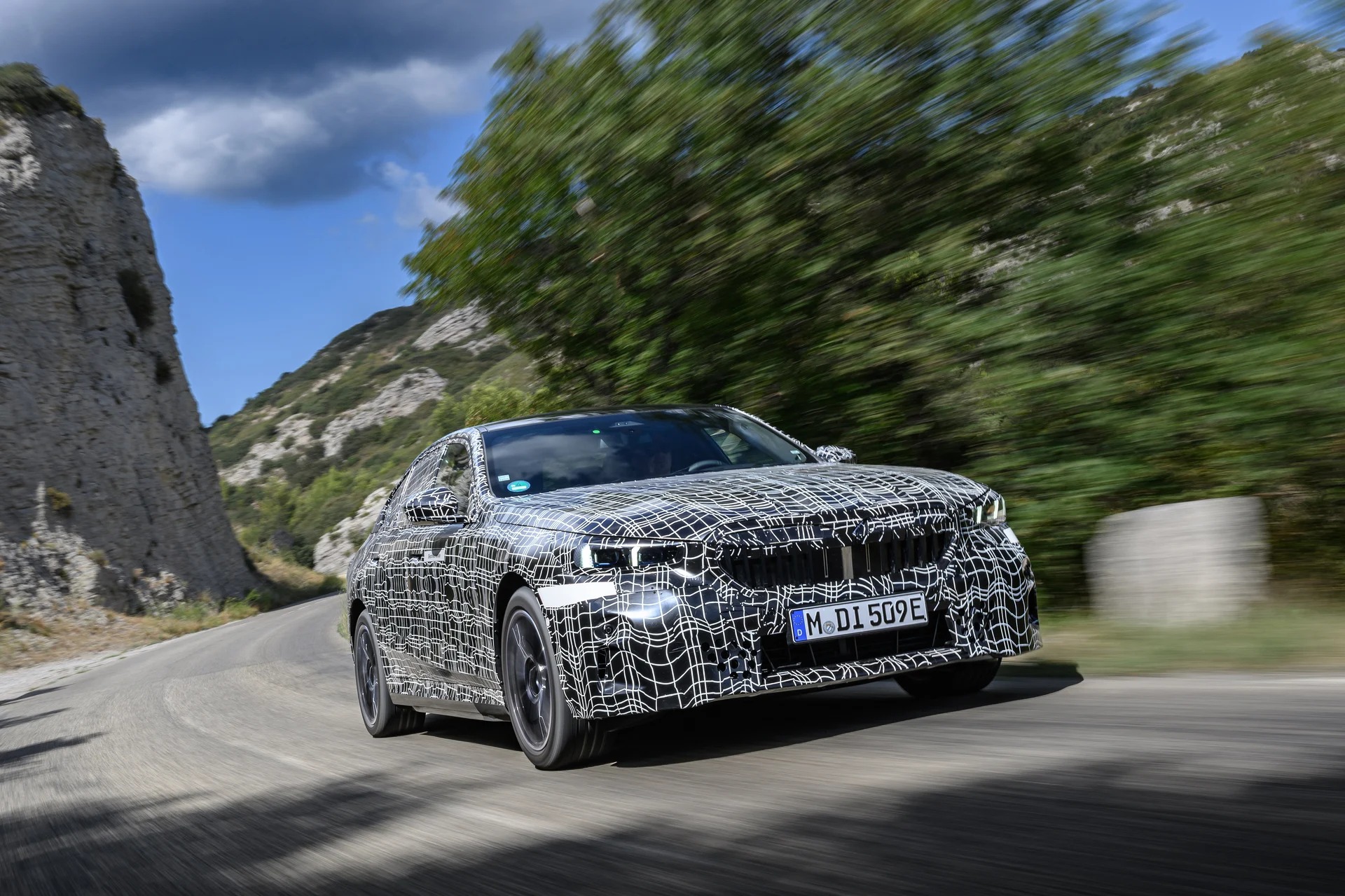 BMW i5 Forum Group | Is there any way to have satellite view instead of ...