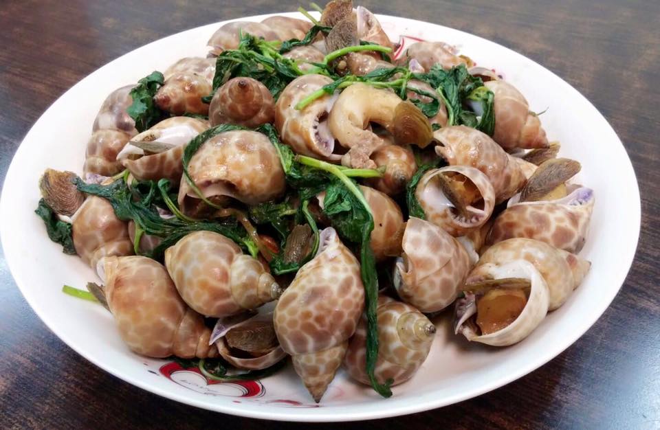 美食霹靂 中秋過後 陽光下透著小小的涼意九乘塔 貴參參的鳳螺 老闆精心調味 五味炒鳳螺想試試嗎 已經吃光了 小編閃光文
