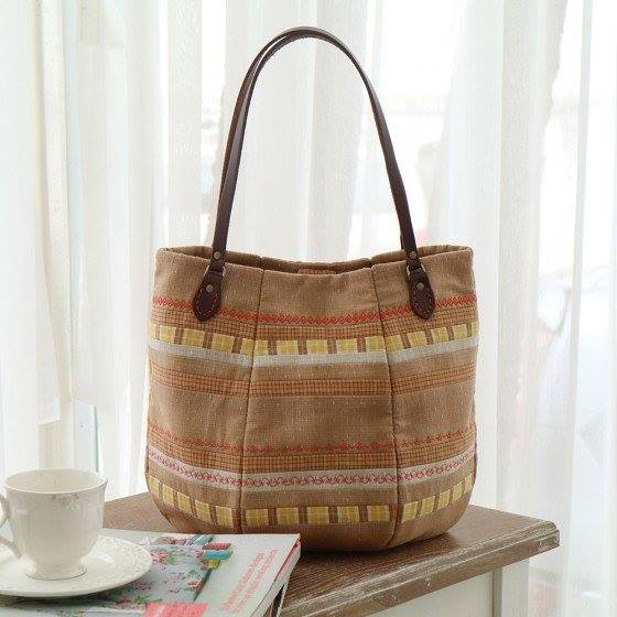 ELVIRA - GOLDEN BROWN BUCKET BAG กระเป๋าถือสายหนังเย็บด้วยผ้าทอหลายสี ...