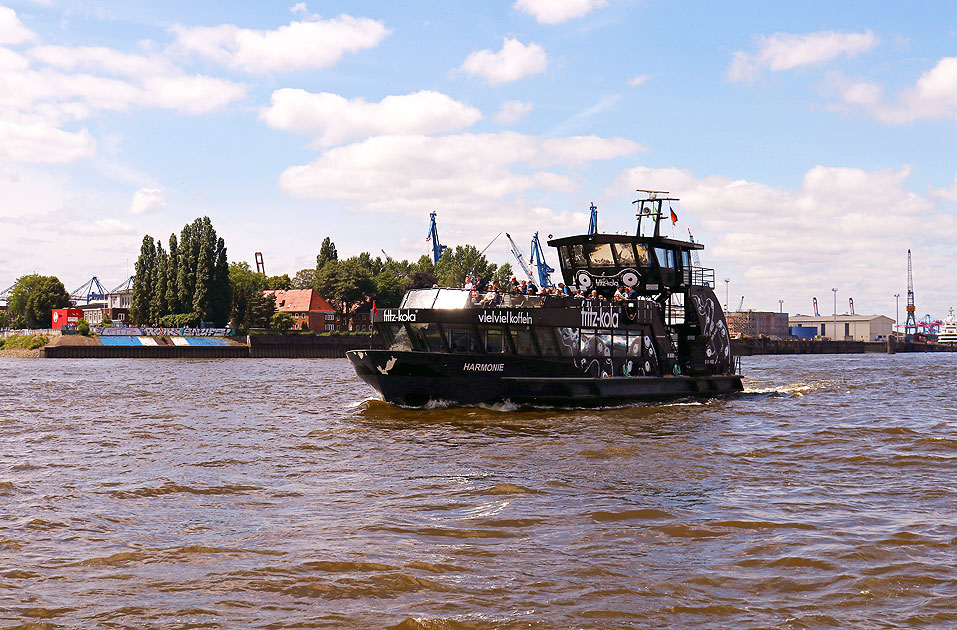 Das HADAG Schiff Harmonie vom Typ 2000, Bügeleisen genannt, wurde 2001 ...