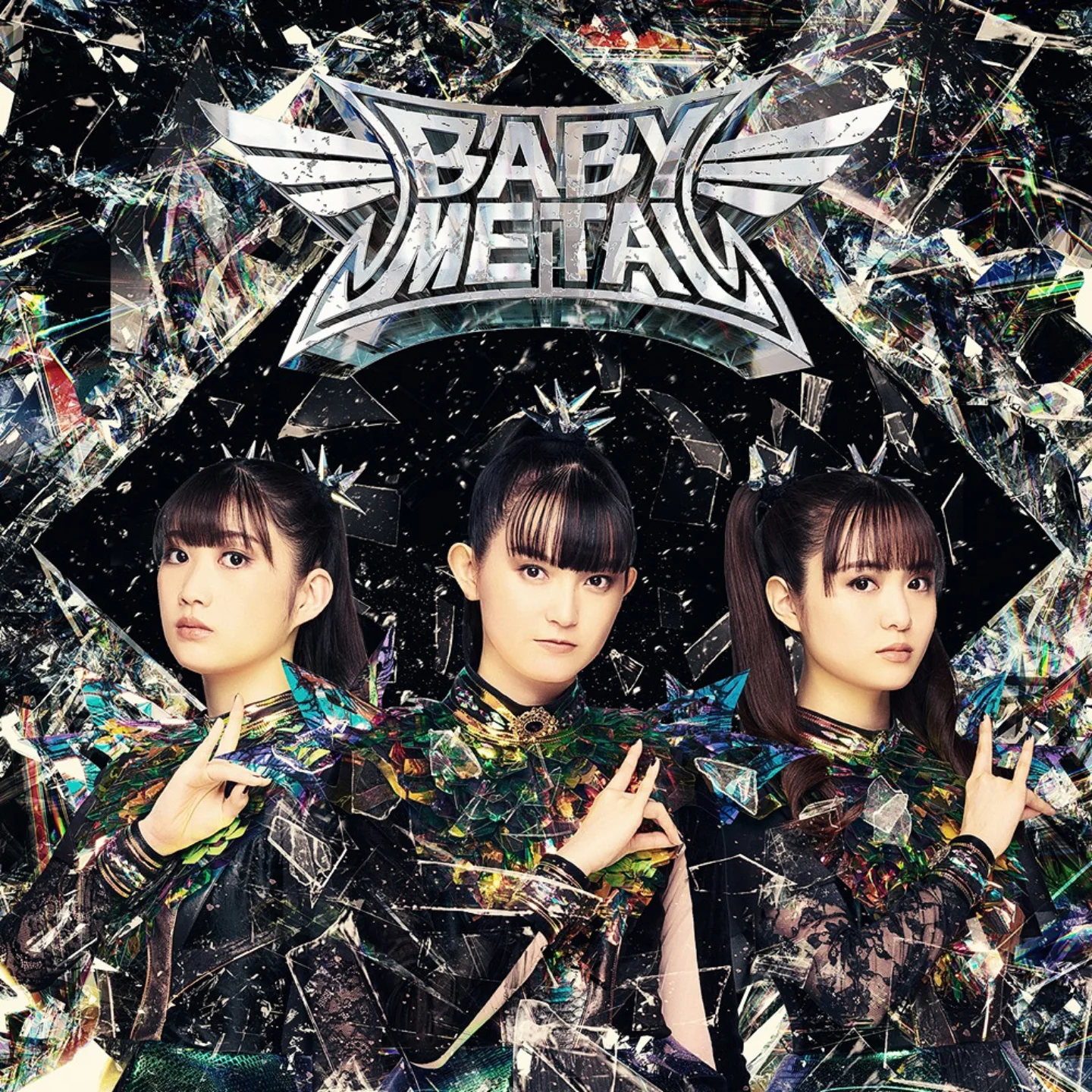 BABYMETAL showing off the METAL FORTH (DELUXE EDITION) vinyl! The