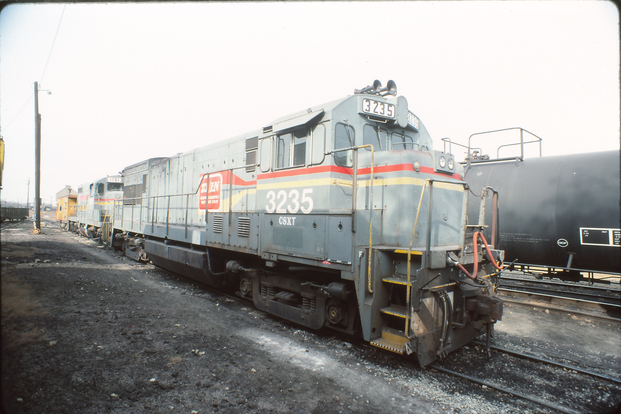 FALLEN FLAG RAILROADS | Two Family Lines locomotives, U23B #3235 and ...