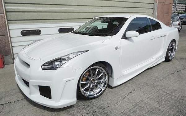 Modified V35 Nissan Skyline with R35 GT-R Front End and S2000