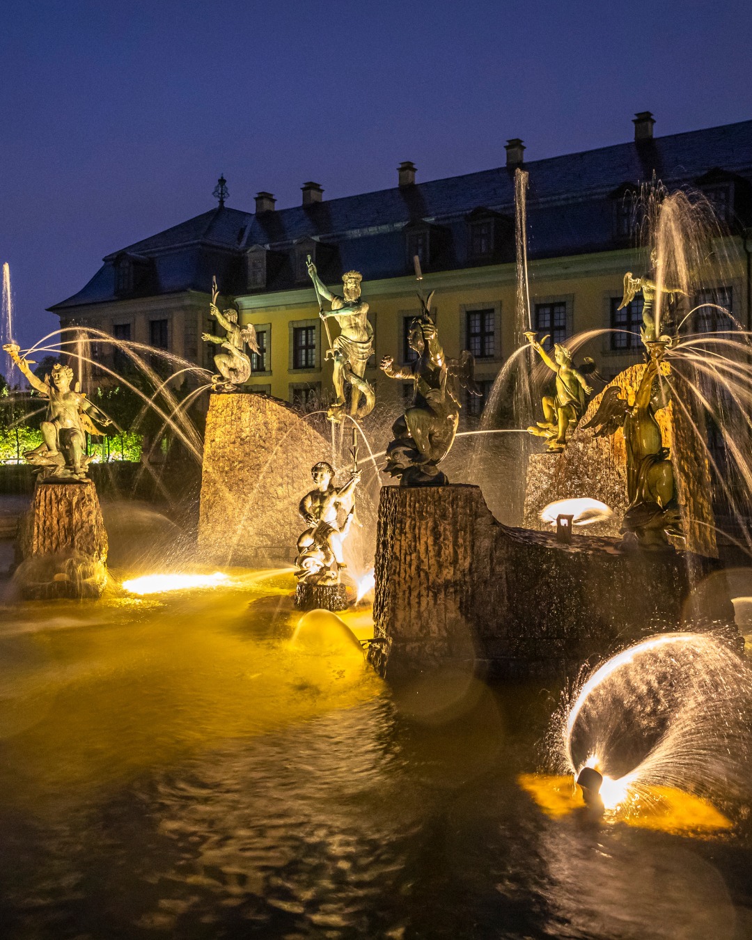 Es ist endlich wieder so weit: Der Garten leuchtet in den Herrenhäuser Gärten! 💡🌸 Freut euch auf leuchtende Kunstwerke, magische Atmosphäre und den schönsten Spaziergang des Frühlings. ✨💛 Weitere Inf