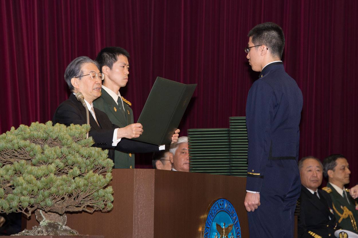 防衛省（Japan - 卒業証書授与（1）