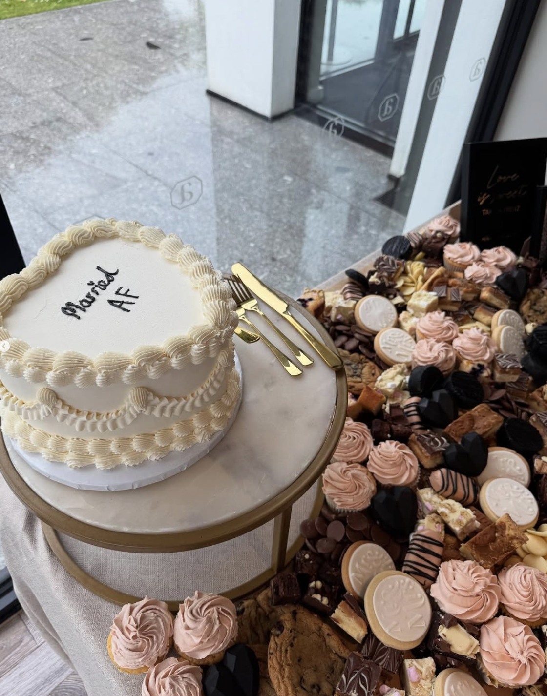 Now that's what you calling a wedding cake🧁 who else adores this