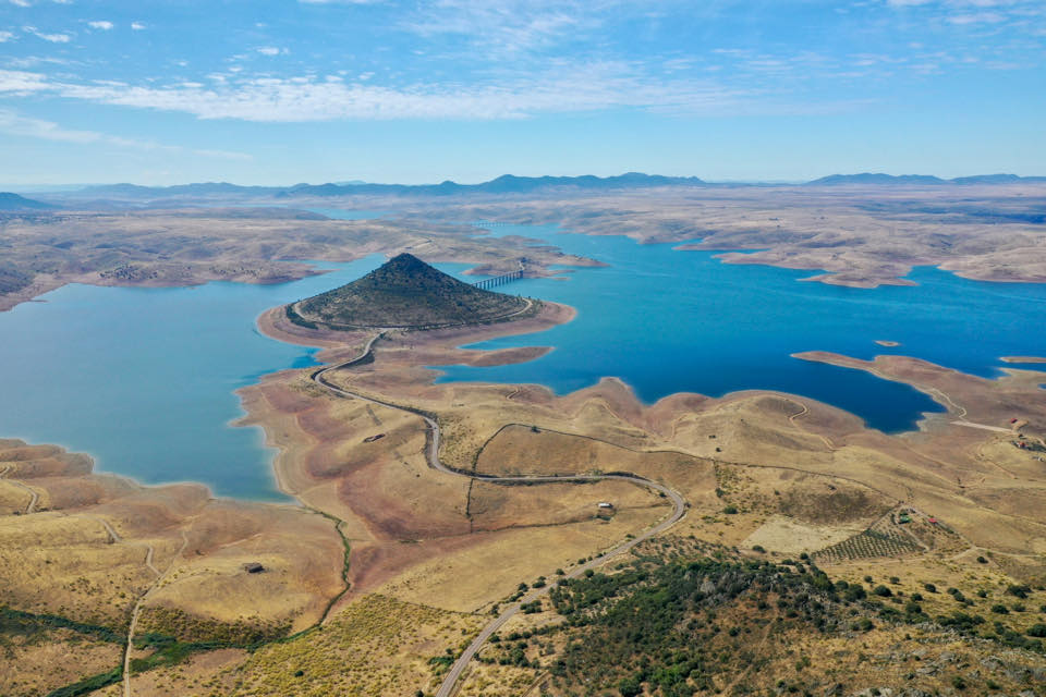 Detalles. Apertura cuarta compuerta del Embalse de la Serena. 🌧️ Cuando ...