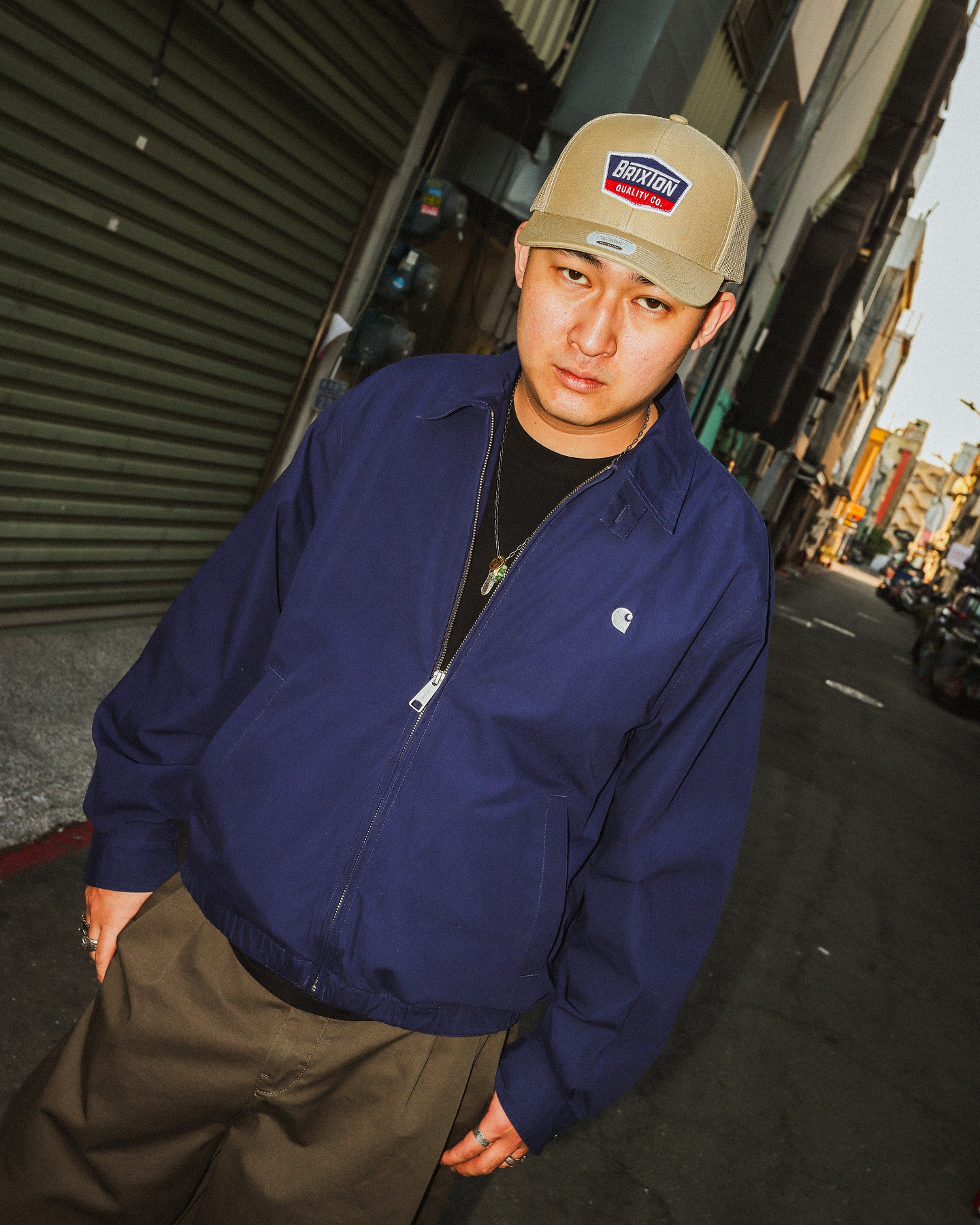 Carhartt wip Duke Jacket 採用堅韌的防水或防風面料，這讓它在戶外 