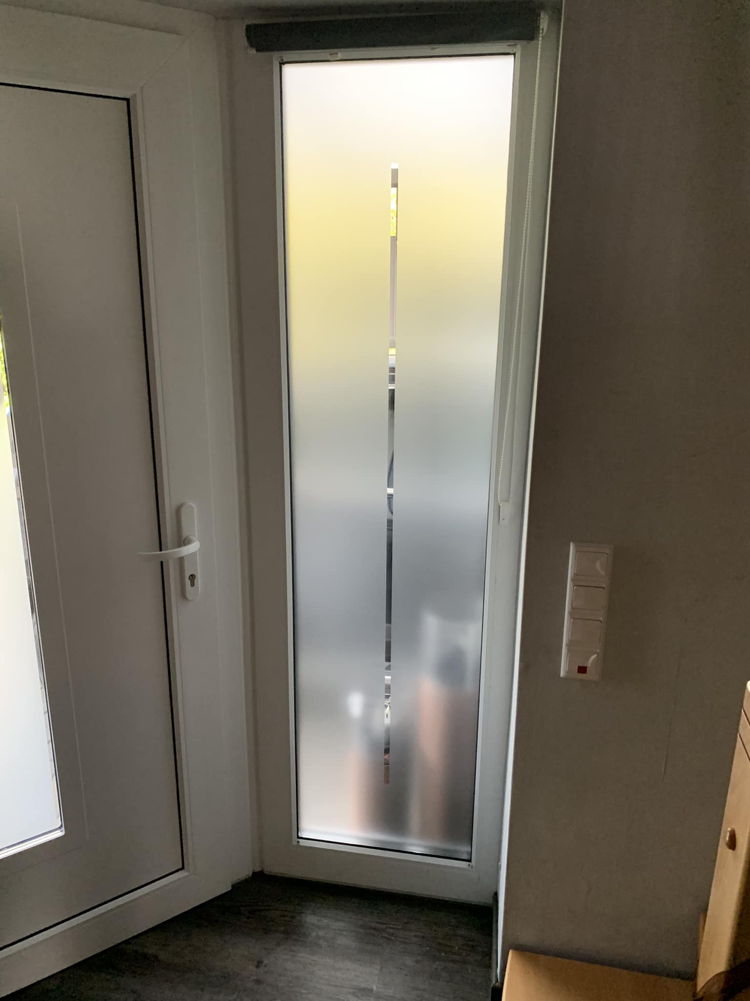 haustür #streifen #lichtblick #schlitz #sichtschutz #bekleben #folie #glasdekorfolie #glasdekor #milchglasfolie #milchglas #plott #plotter #plotten