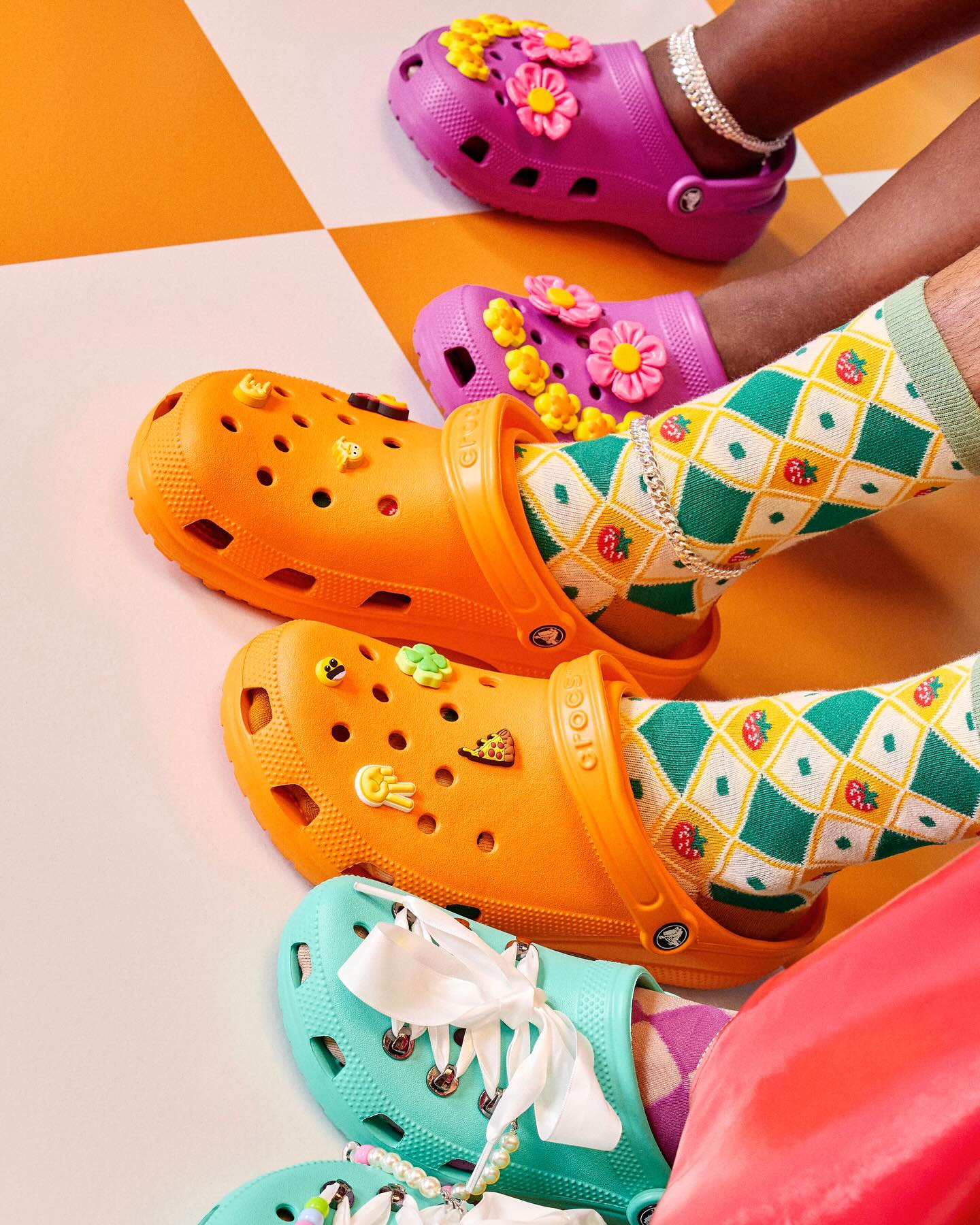 Crocs - ¡Amamos nuestras Crocs más clásicas en colores super encendidos ...