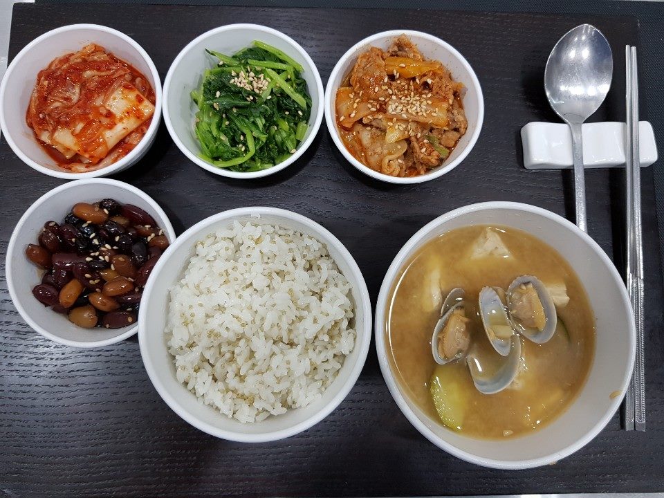 삼인요양병원 - 11윌19일 중식 차조밥, 바지락된장찌개, 제육볶음, 모듬콩자반, 겨울초나물, 배추김치