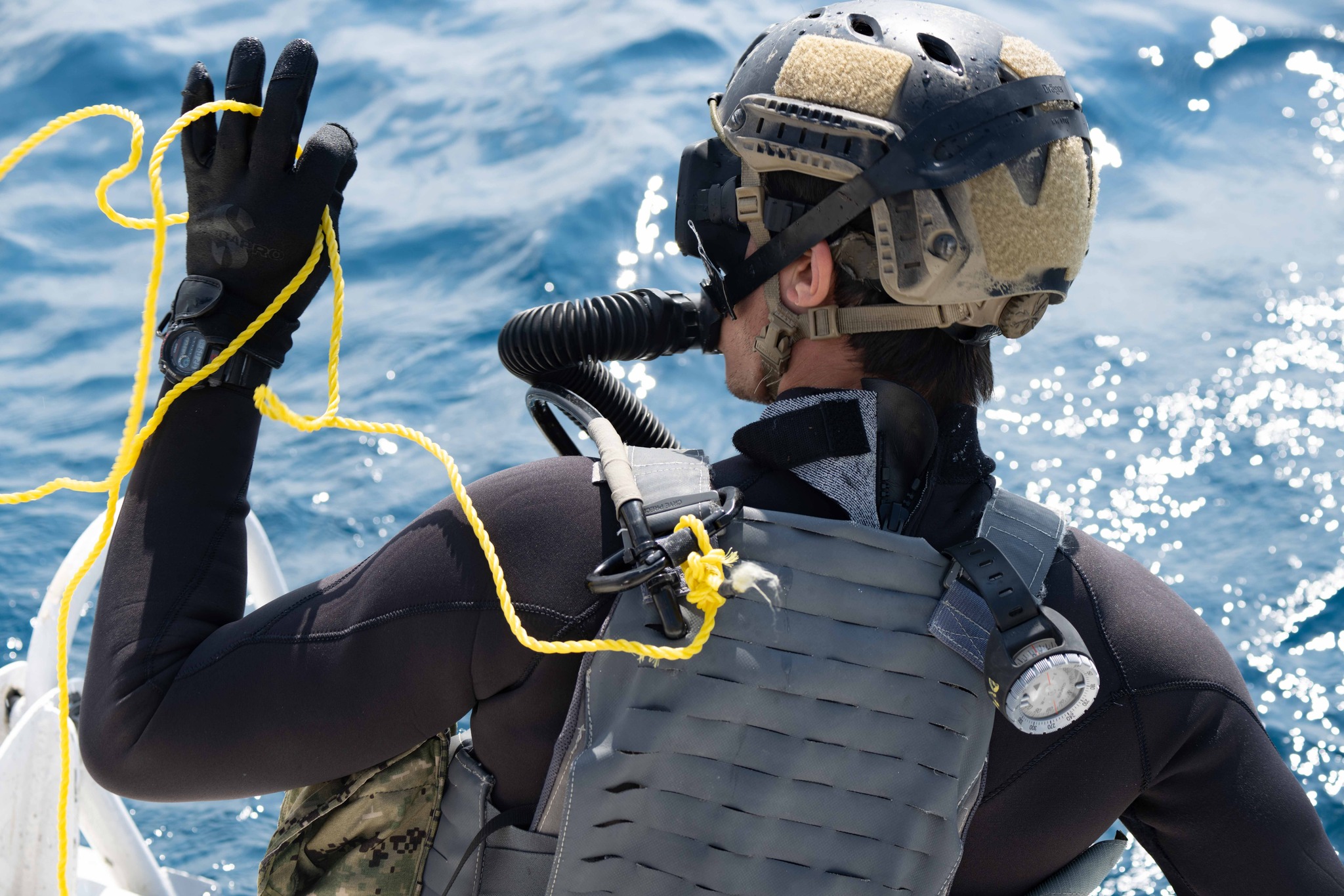 Navy divers conduct lock out training with USS Hawaii