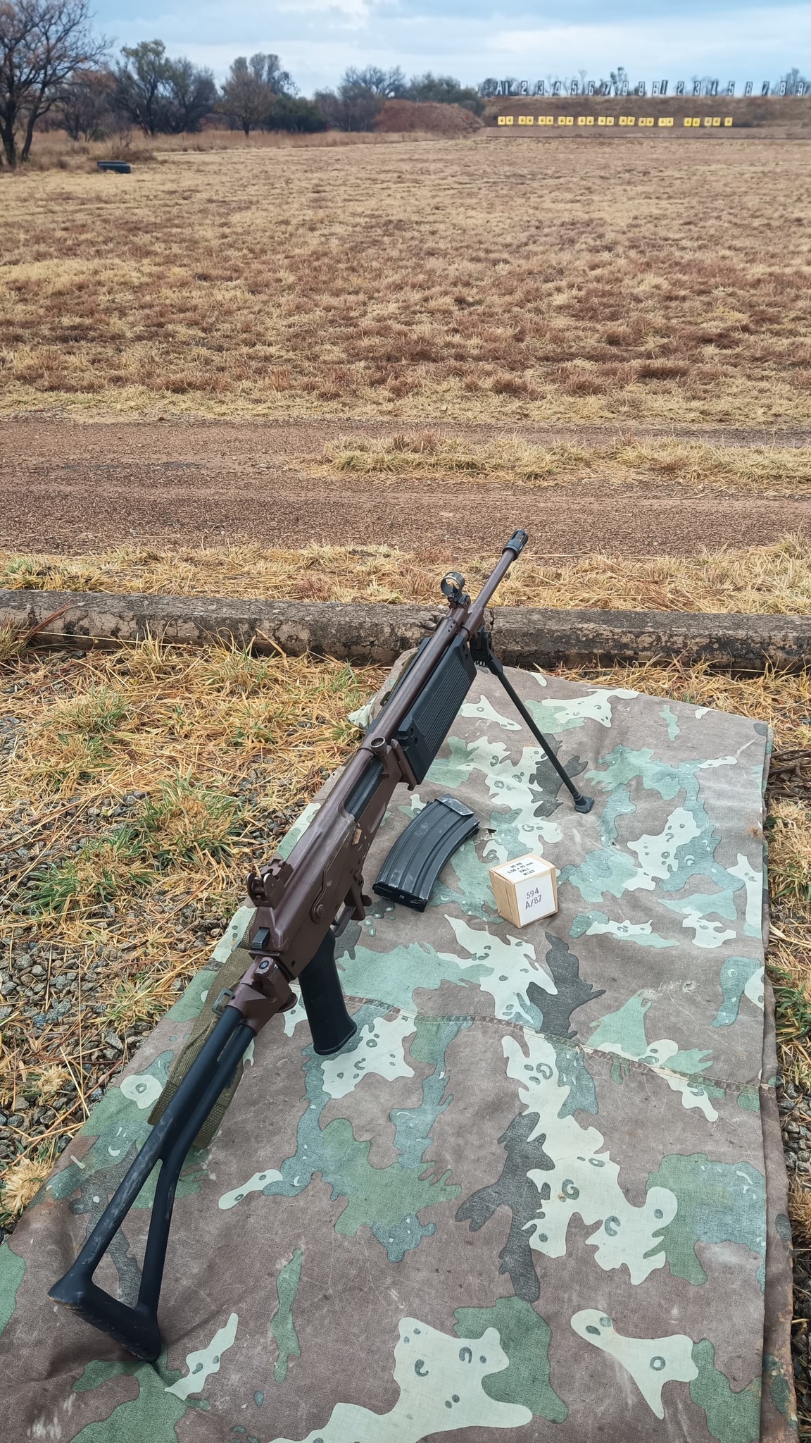 SA - R4 assault rifle, magazine and ammunition ready to be put to use ...