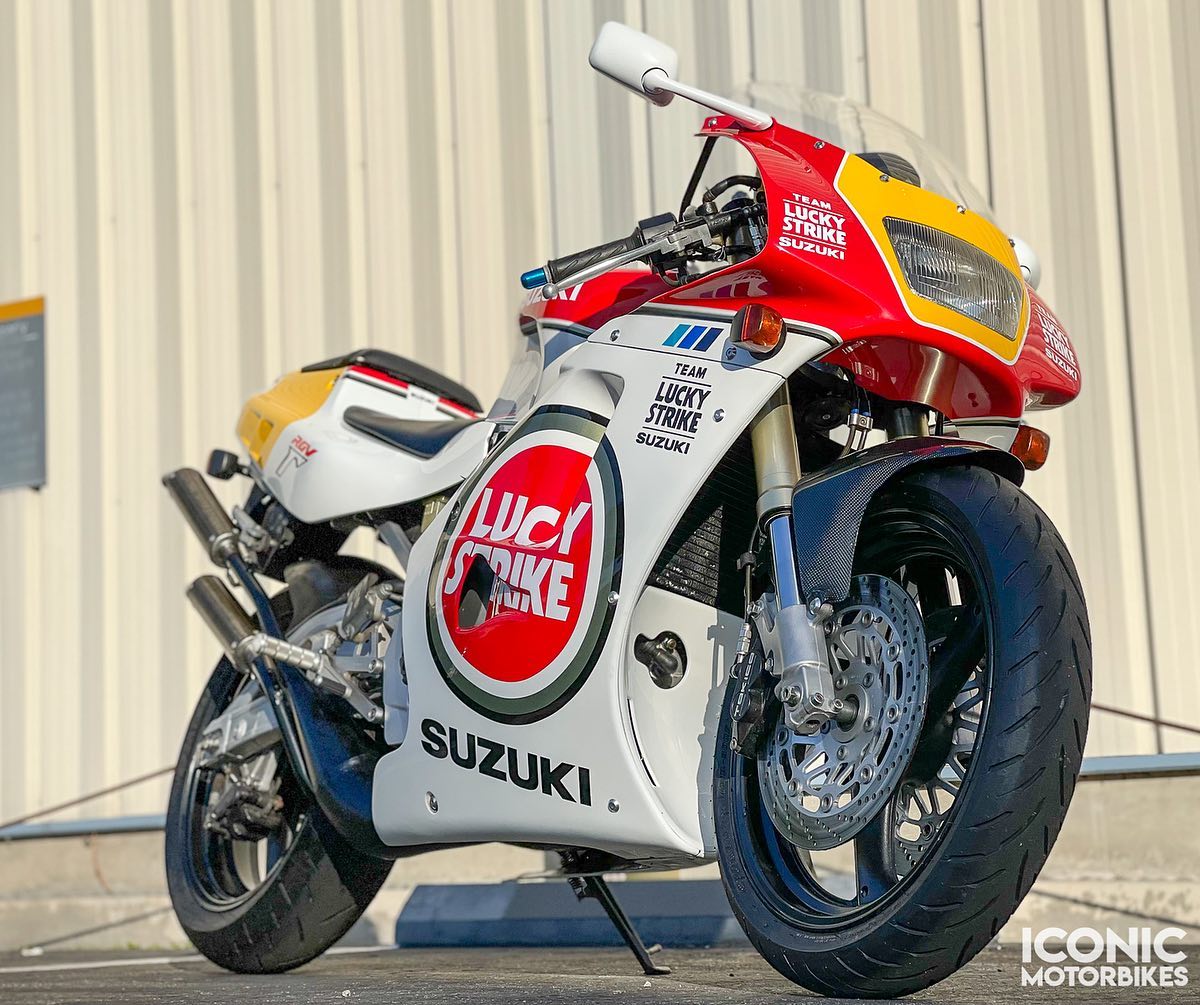 SUZUKI RGV-250 ガンマ　Γ　 Lucky Strike 左カウル Our 3rd listing for the day is a 1992 Suzuki RGV250 Lucky Strike