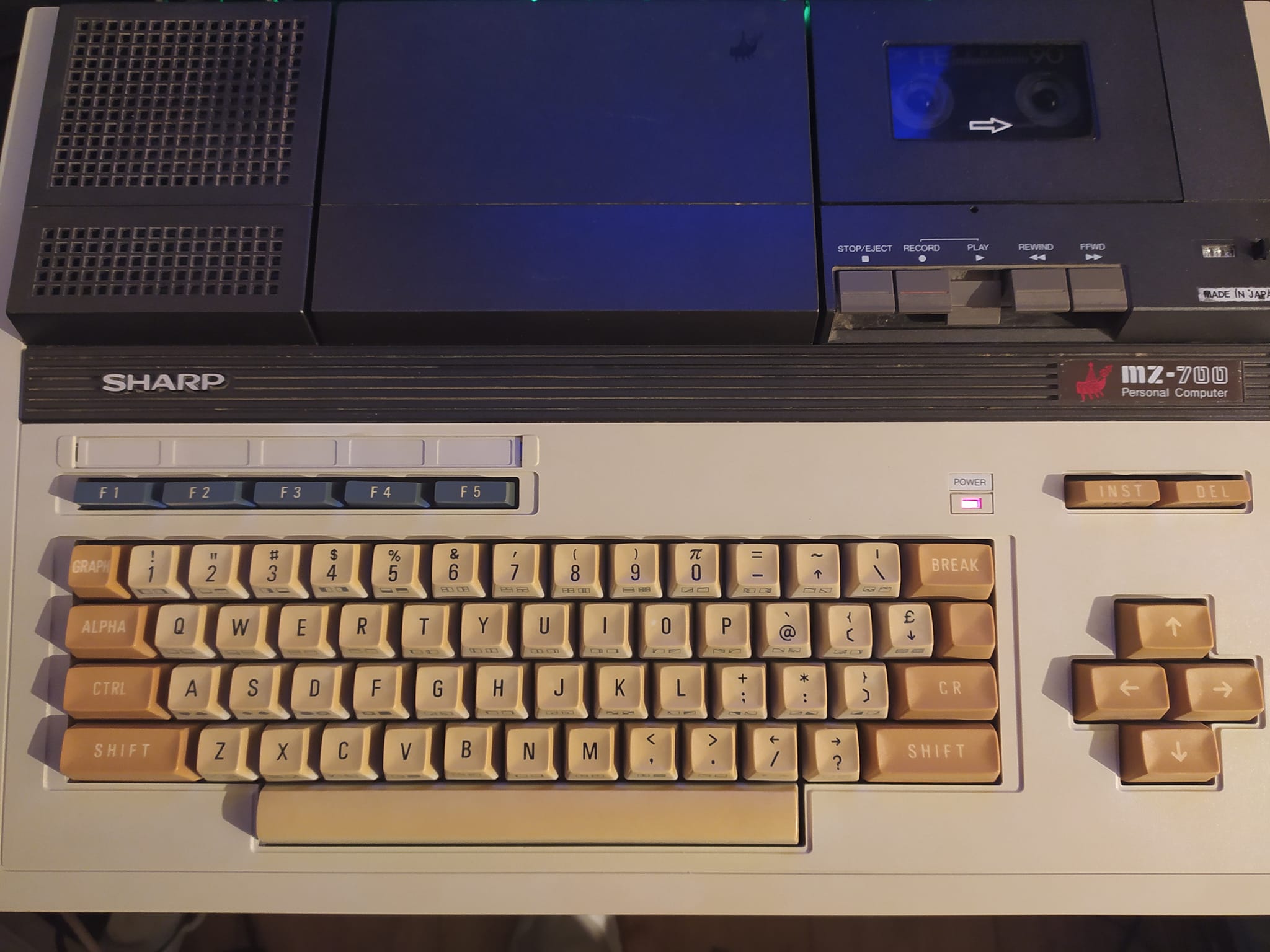レトロパーソナルコンピューター SHARP MZ-700 (MZ-721) Absolutely loving the details and design of my Sharp MZ-721!