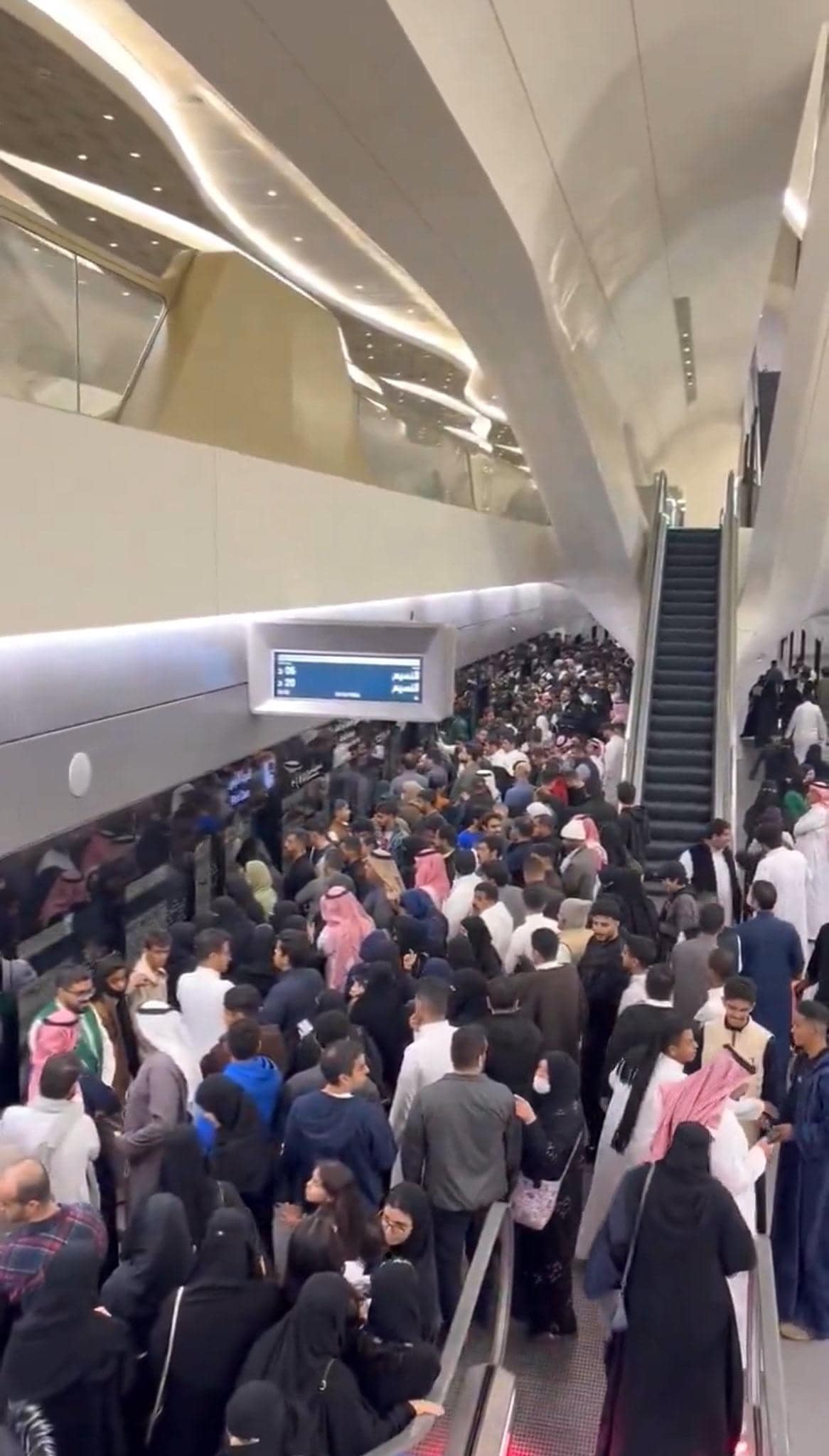 Ksa News & Culture - Busy crowd at KAFD Station, Riyadh Metro. 🇸🇦🚇 ...