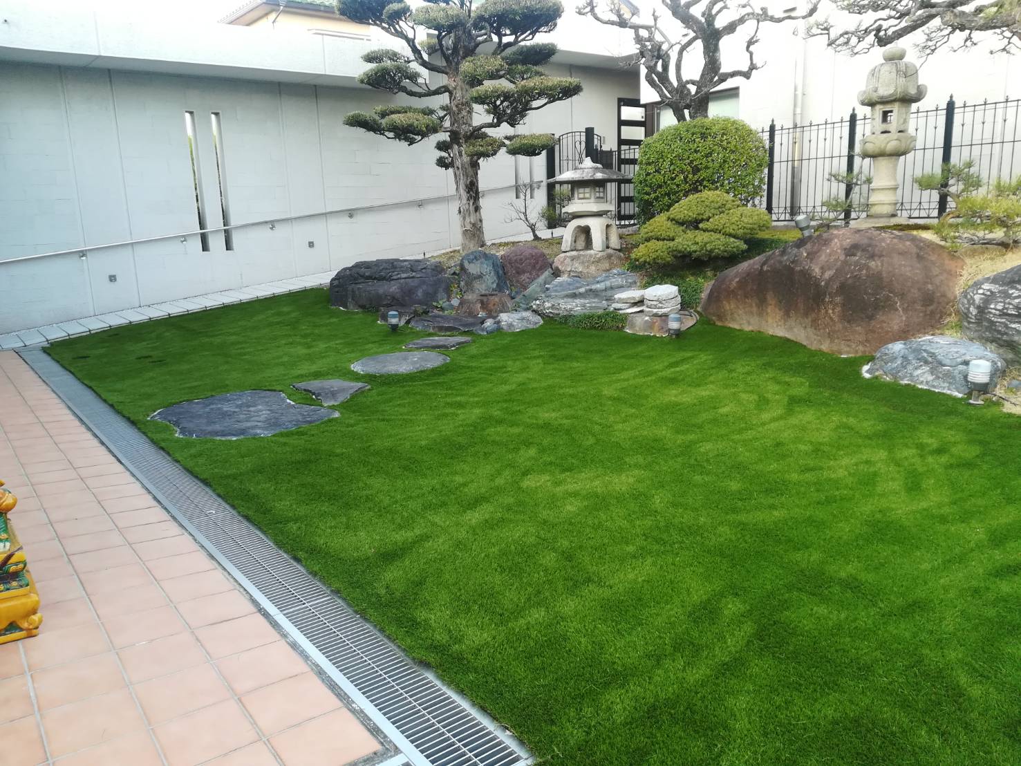 人工芝の芝キング 立派な日本庭園に人工芝を 今回のお庭は風流な日本庭園 難しい敷石のカットもお手の物 Facebook