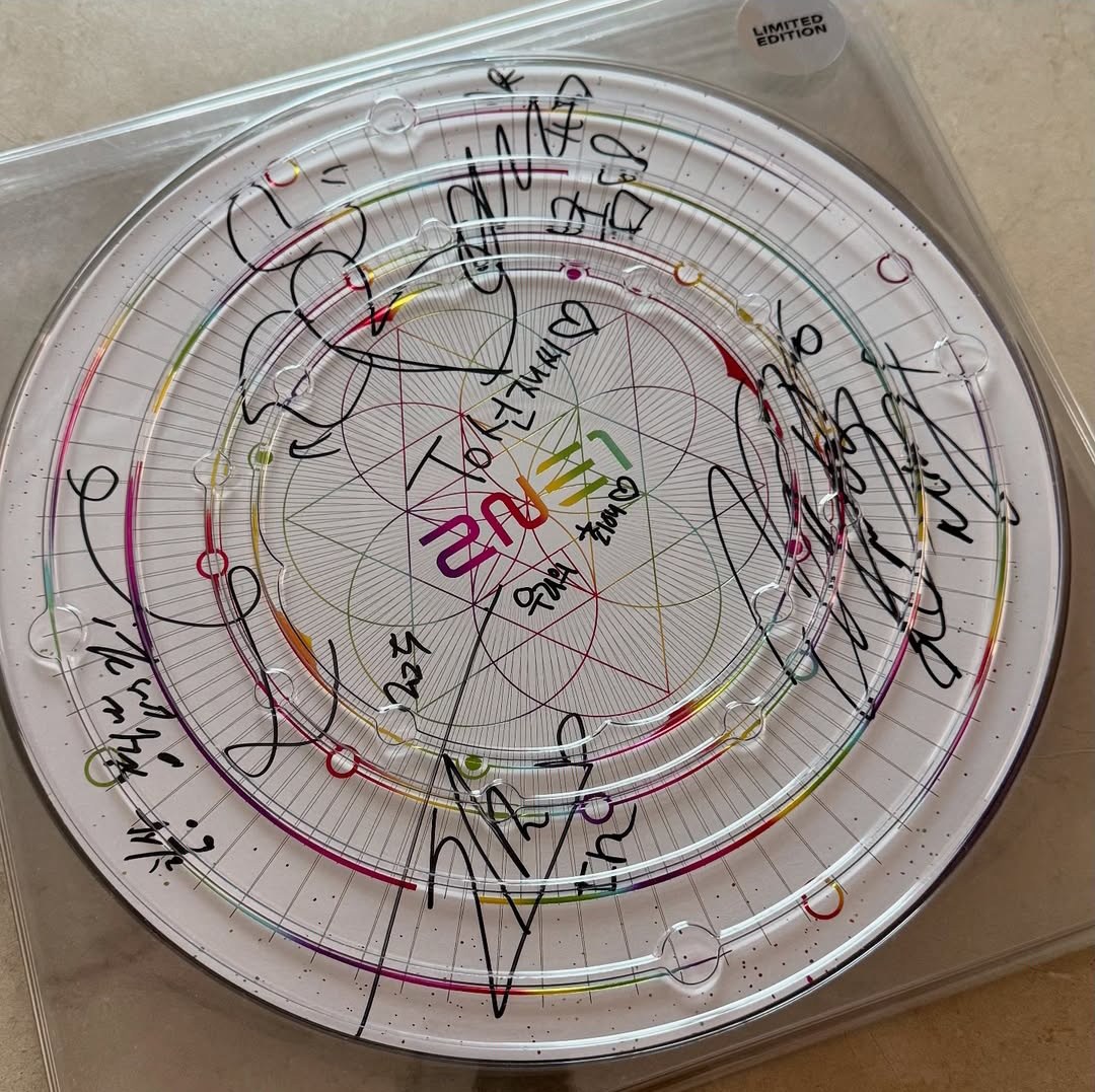 YG Photographer received a signed 15th Anniversary LP from 2NE1