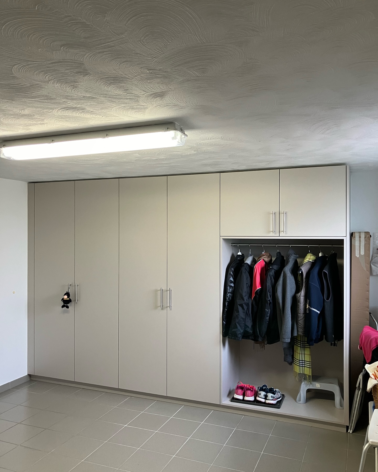 Kellerschränke für Stauraum. Optisch trotzdem noch schick! Hier bekommt man den gesamten Hausrat unter! Tolles und sehr praktisch gedachtes Projekt. #innenausbau #schreinerei_hodapp #schreiner