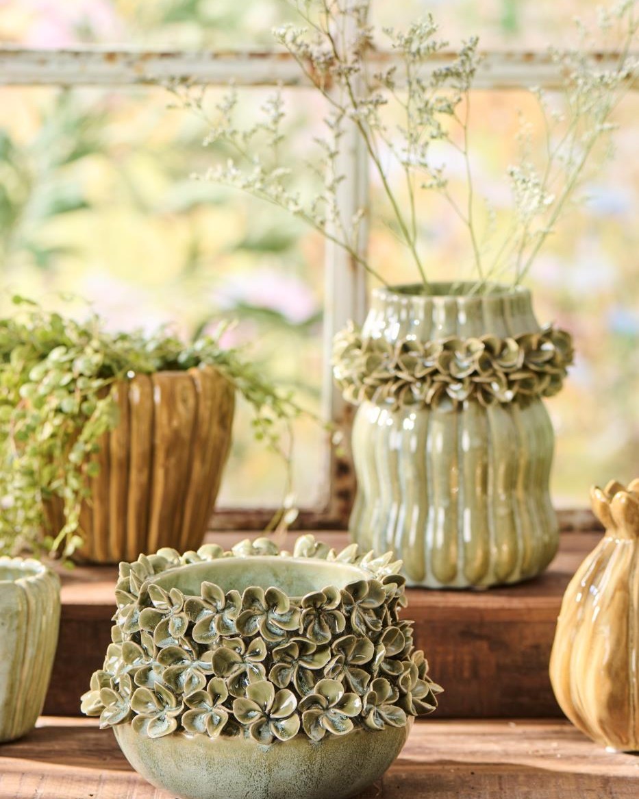 Seht mal diese wunderbaren Vasen & Töpfe mit Hortensien Verzierungen! 🥰 Wunderschöne Keramik von Ib Laursen aus 🇩🇰! 👉 https://www.skandeko.de/produkt/ib-laursen-vase-mit-schmuck-hortensien #skandeko #iblaursen #iblaursendk #hygge #hyggeathome