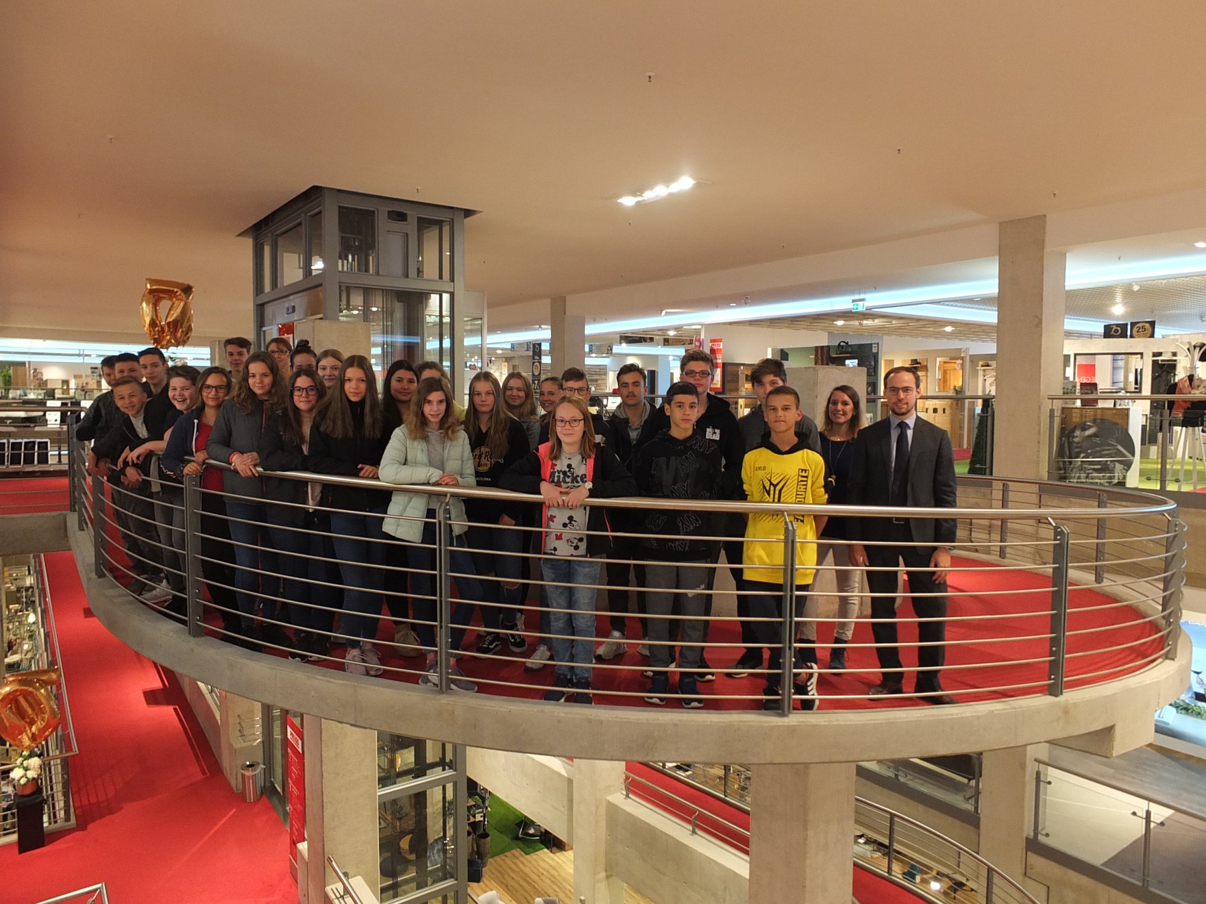 Heute war die 8. Klasse der IGS Kastellaun für eine Betriebsbesichtung bei uns im Möbelhaus 😊 Der Besuch fand im Rahmen der Berufsorientierungstage statt. Die Schülerinnen und Schüler lernten so unser Möbelhaus