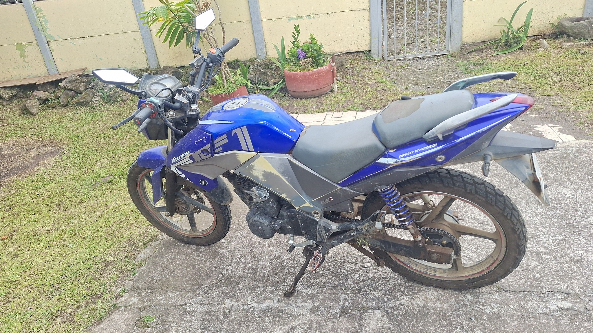 Vendo moto Fredom esta en Cartago, tiene placas pero no esta al