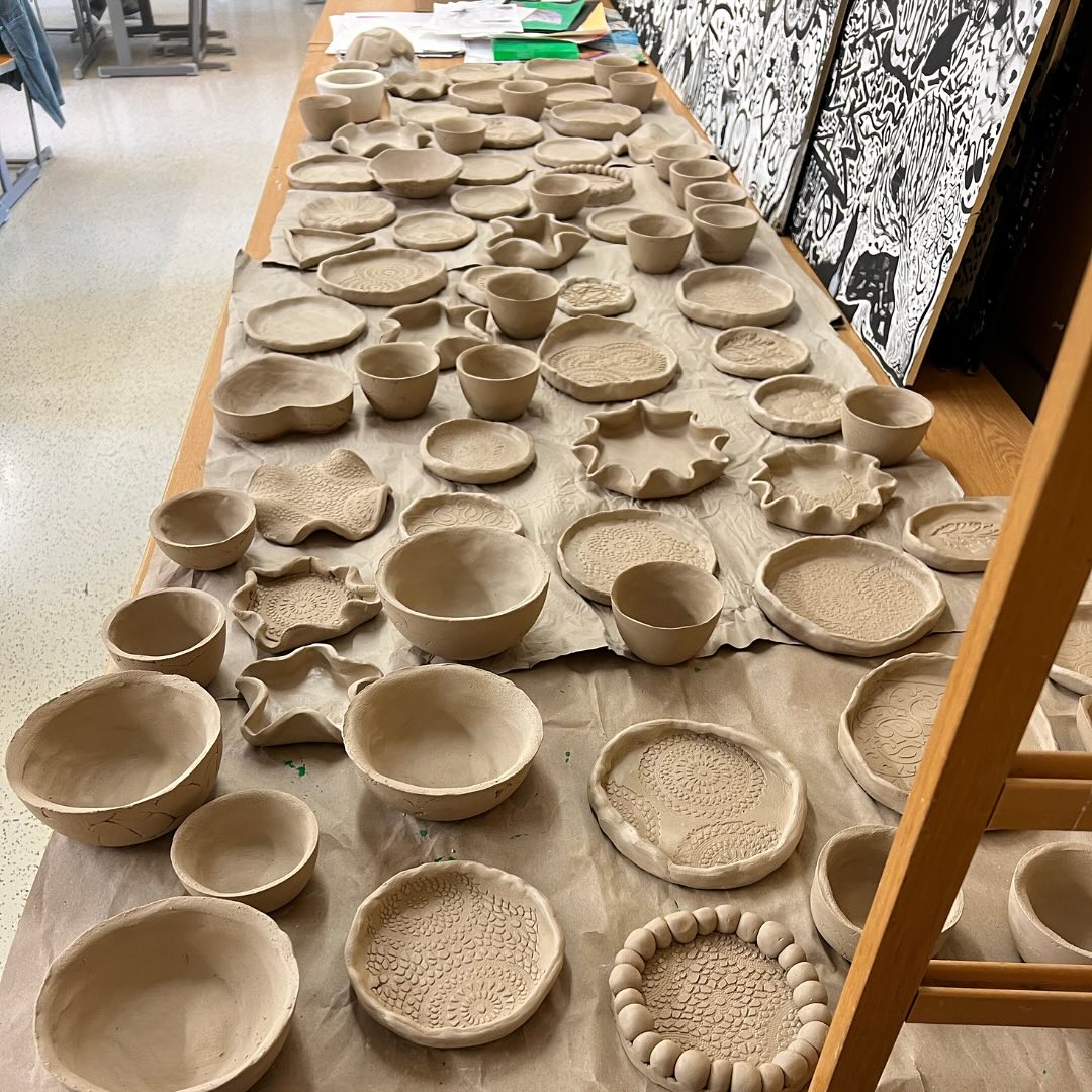Ton trifft Herz ❤️❤️ Liebevoll getöpferte Schalen und Teller mit köstlichen, selbstgebackenen Keksen gefüllt. Stolz dürfen wir, ein Teil der 3HLA, euch unser diesjähriges Projekt vorstellen und Einblicke in unsere Arbeit geben.✨
