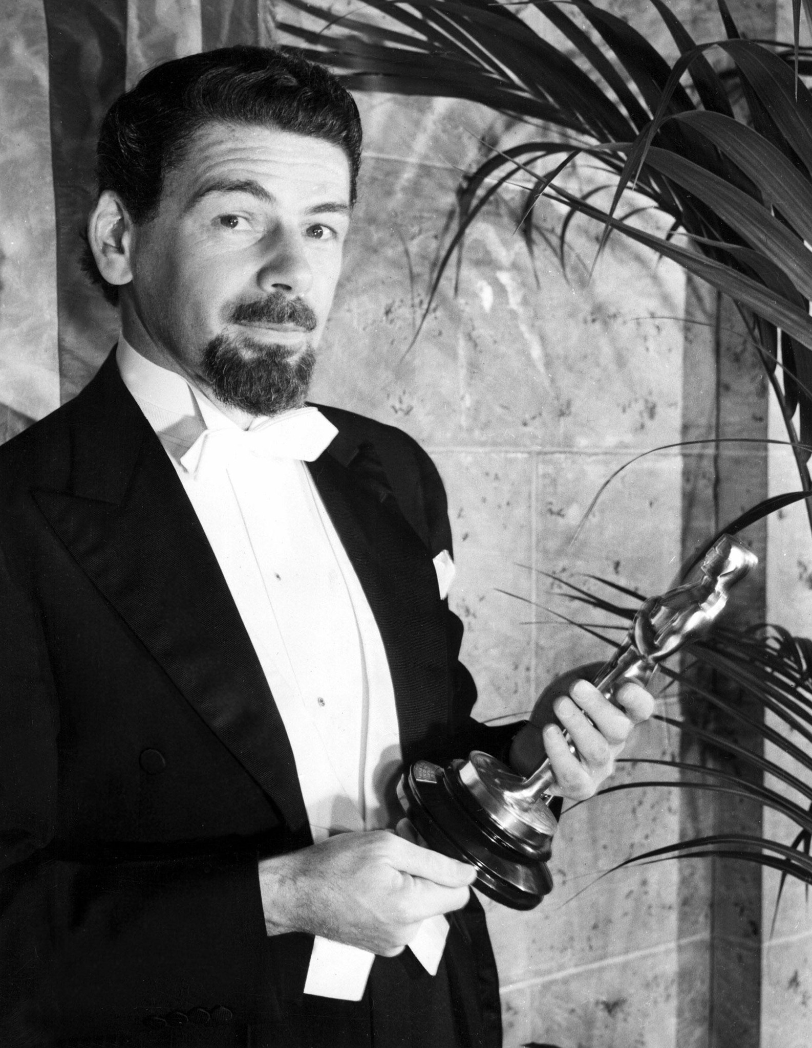 Paul Muni with his Best Actor... - Turner Classic Movies: TCM