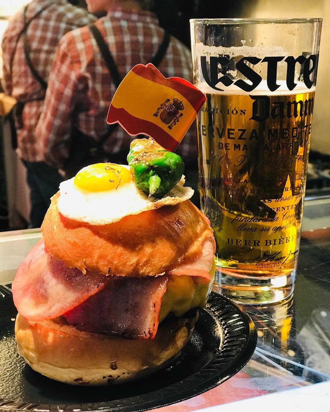 San Miguel hamburger.... จากร้าน Raza... - กินแพงโลกต้องรู้