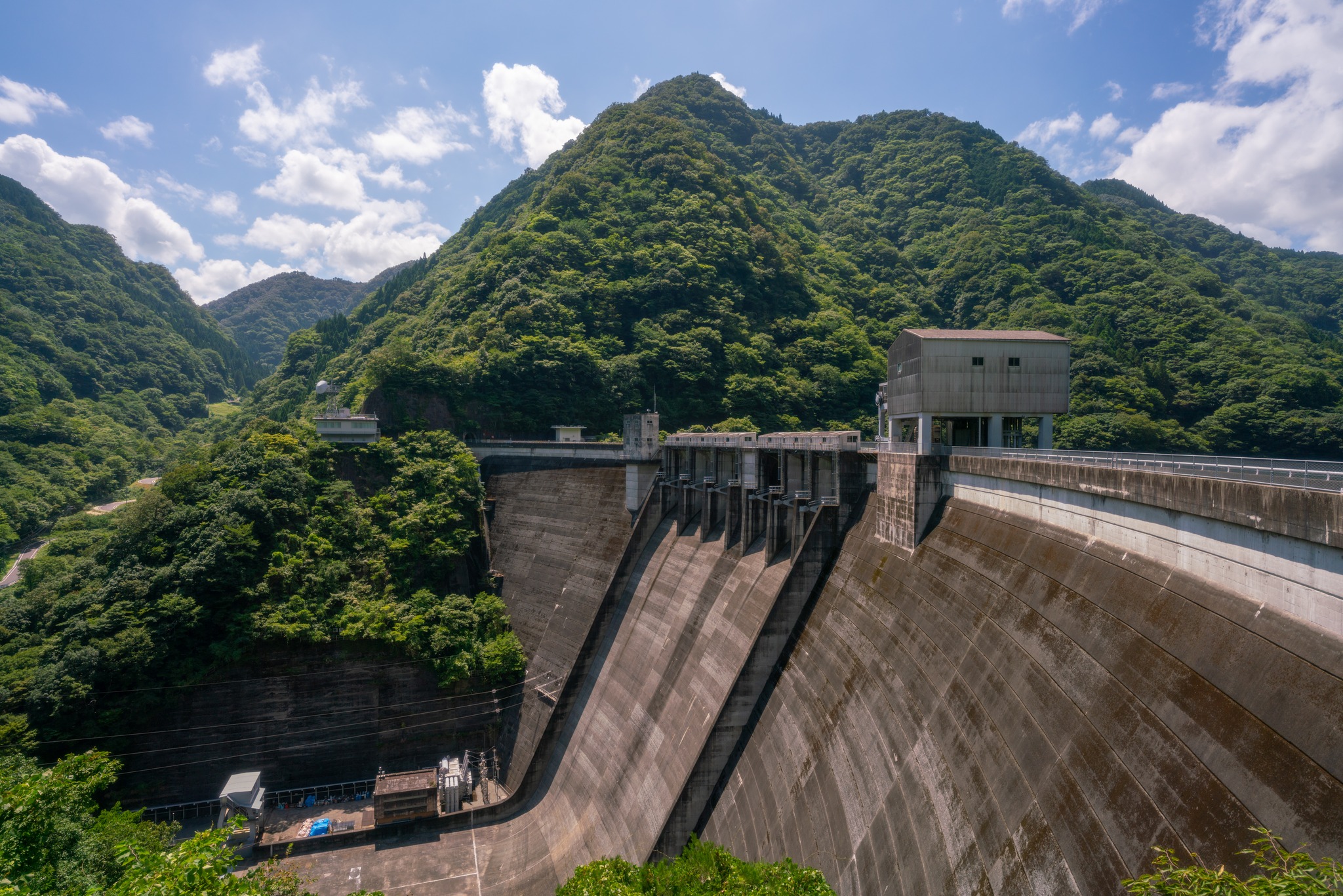 中国電力グループ - \中国電力のダム～夏の新成羽川ダム～／ こんにちは、東部水力センターの松原です。...