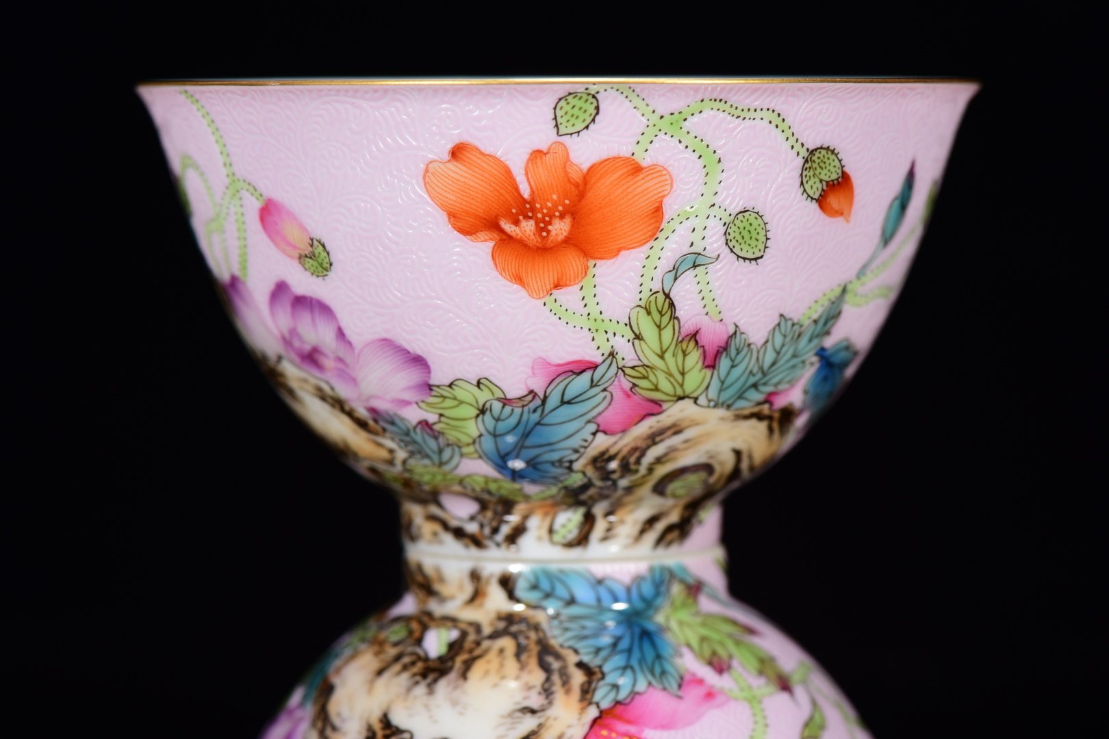 珍藏清乾隆年粉彩蝶戀花紋爬花小碗尺寸：4.5x7.5cm