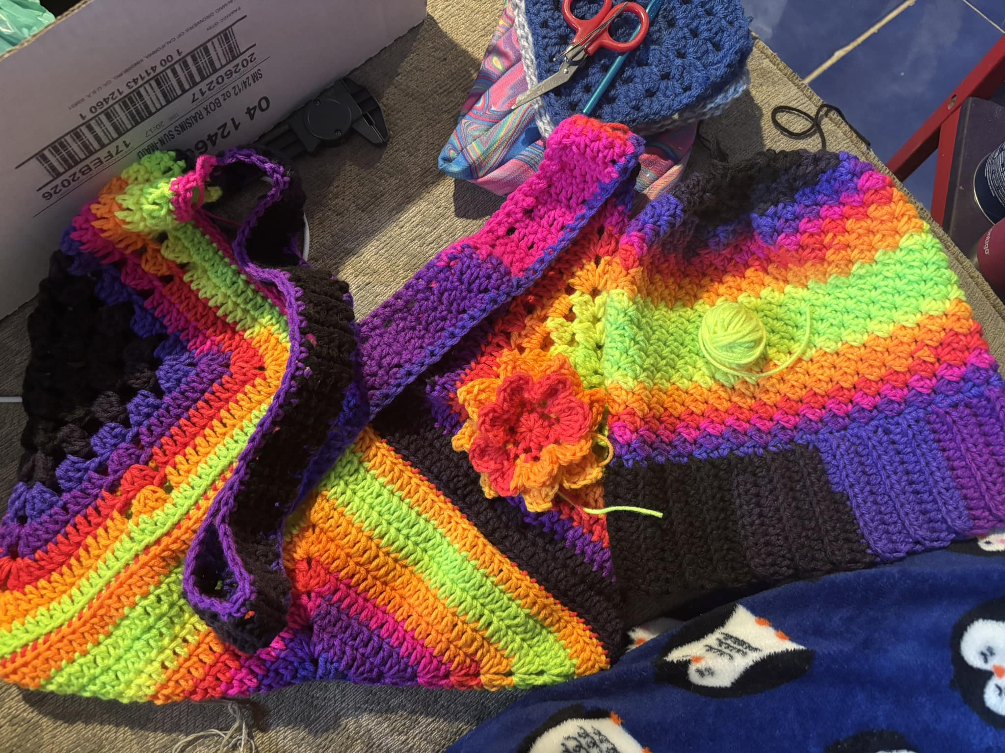Knitting a bag with snake cable and flower motifs