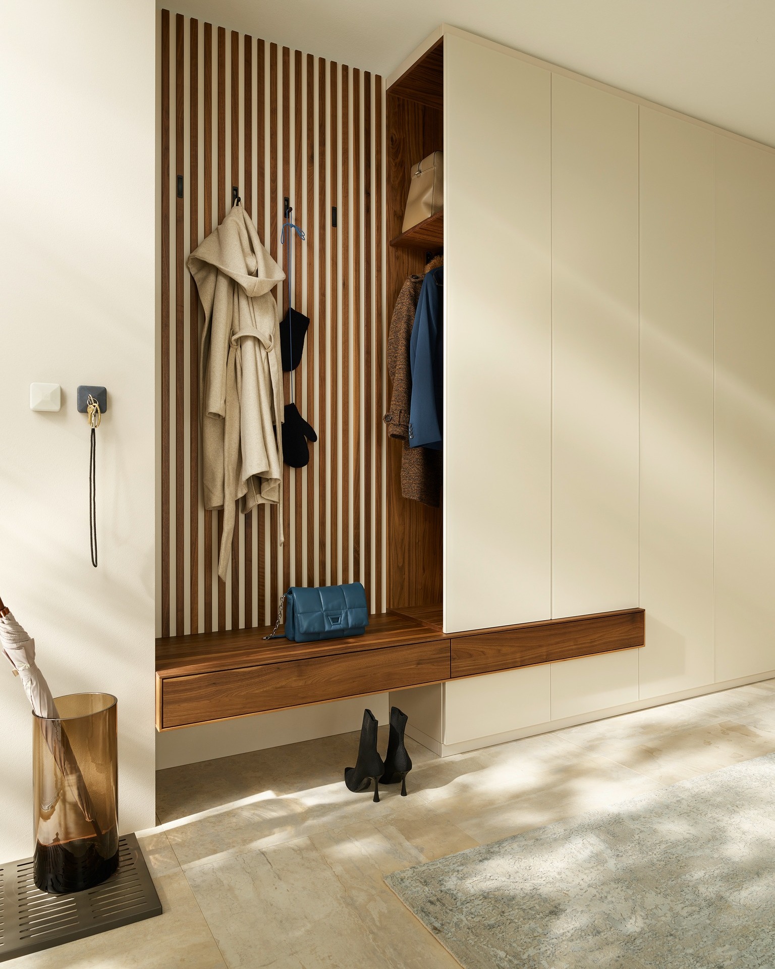 Modell RUUM – Die maßgeschneiderte Garderobe, die sich perfekt an deine Räumlichkeiten anpasst. Mit edlen Materialien und klaren Linien kombiniert RUUM Stil und Funktionalität in deinem Eingangsbereich. So wird jeder Raum auf