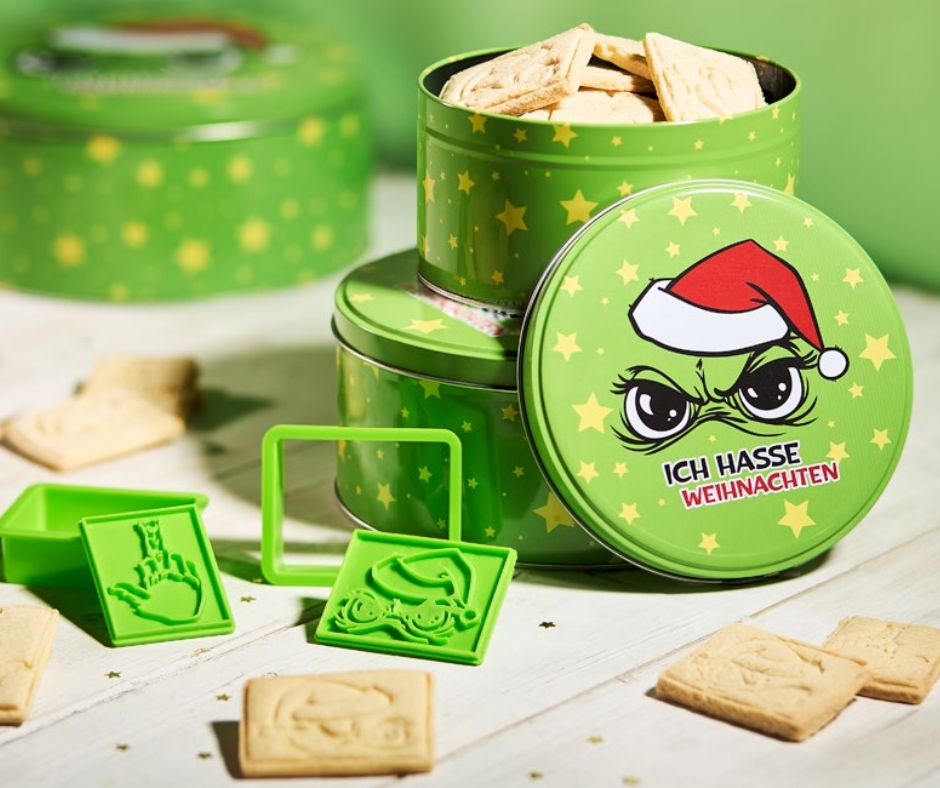 💚 Wer sagt, Weihnachten muss immer brav sein? 🎅 Unsere Weihnachtsmuffel-Artikel bringen die extra Portion Spaß in deine Küche – perfekt für alle, die's nicht zu süß mögen. 😉🎄 Gebäckdosen 1,50 €