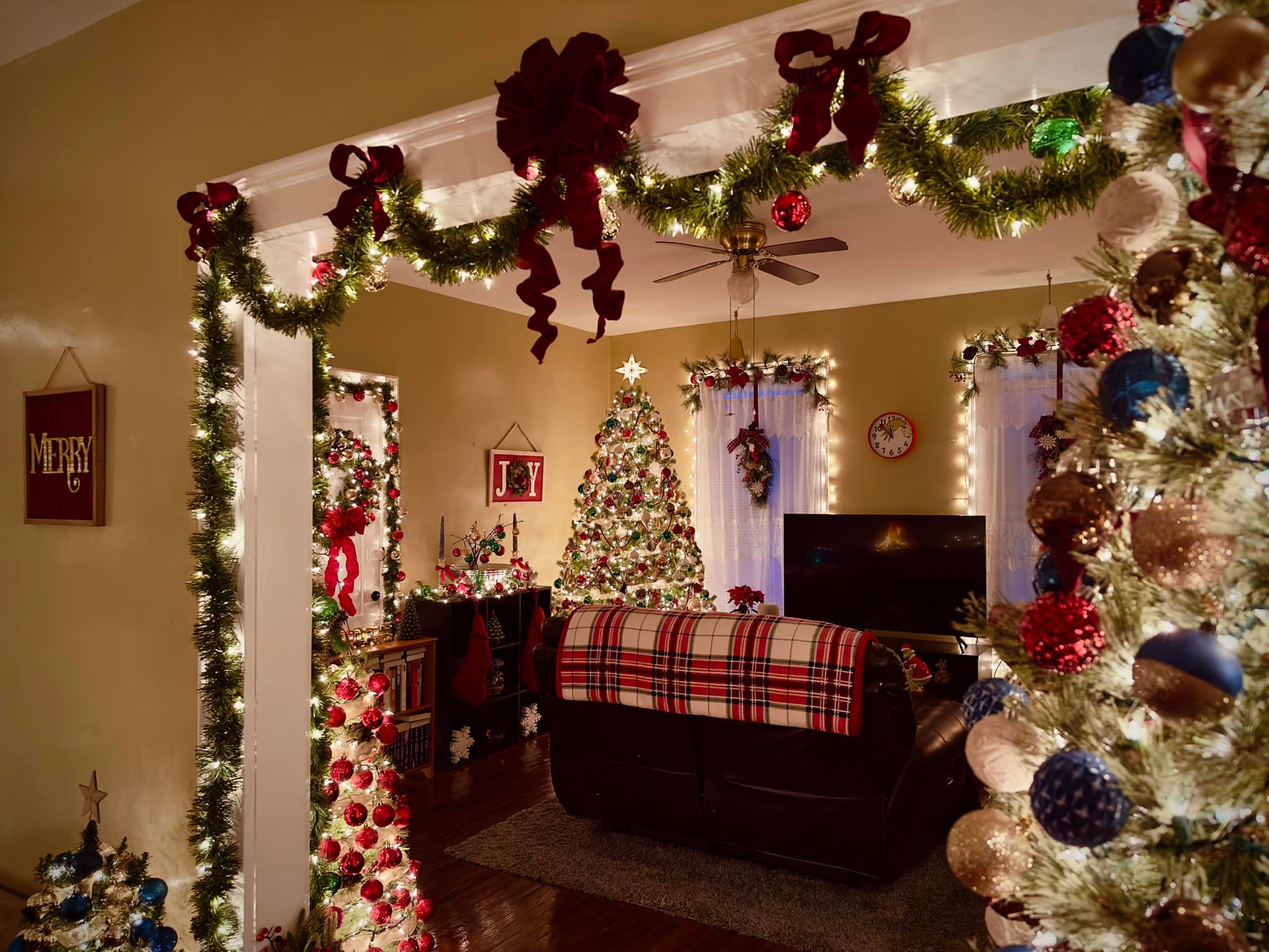 Can You Decorate a Apartment With Christmas Lights: Stunning Ideas