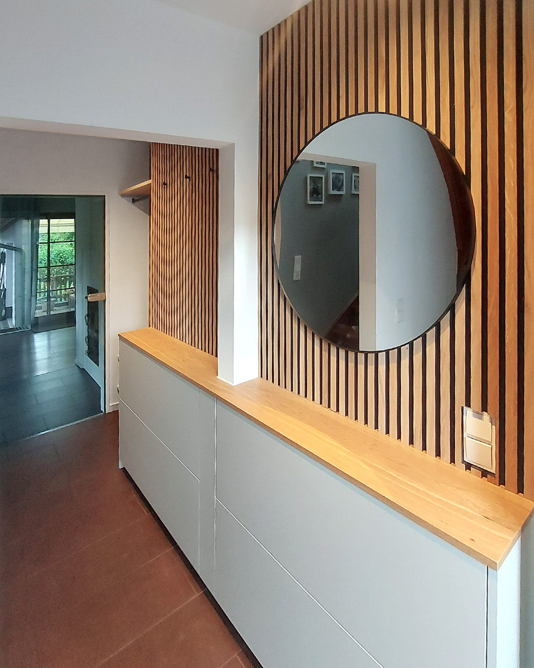 Schmaler Flur – elegant gelöst. Wenn wenig Platz auf clevere Ideen trifft: Diese maßgefertigte Garderobe zeigt, wie viel Design und Funktion in einen schmalen Flur passen können. Die eleganten, hellgrauen Fronten fügen