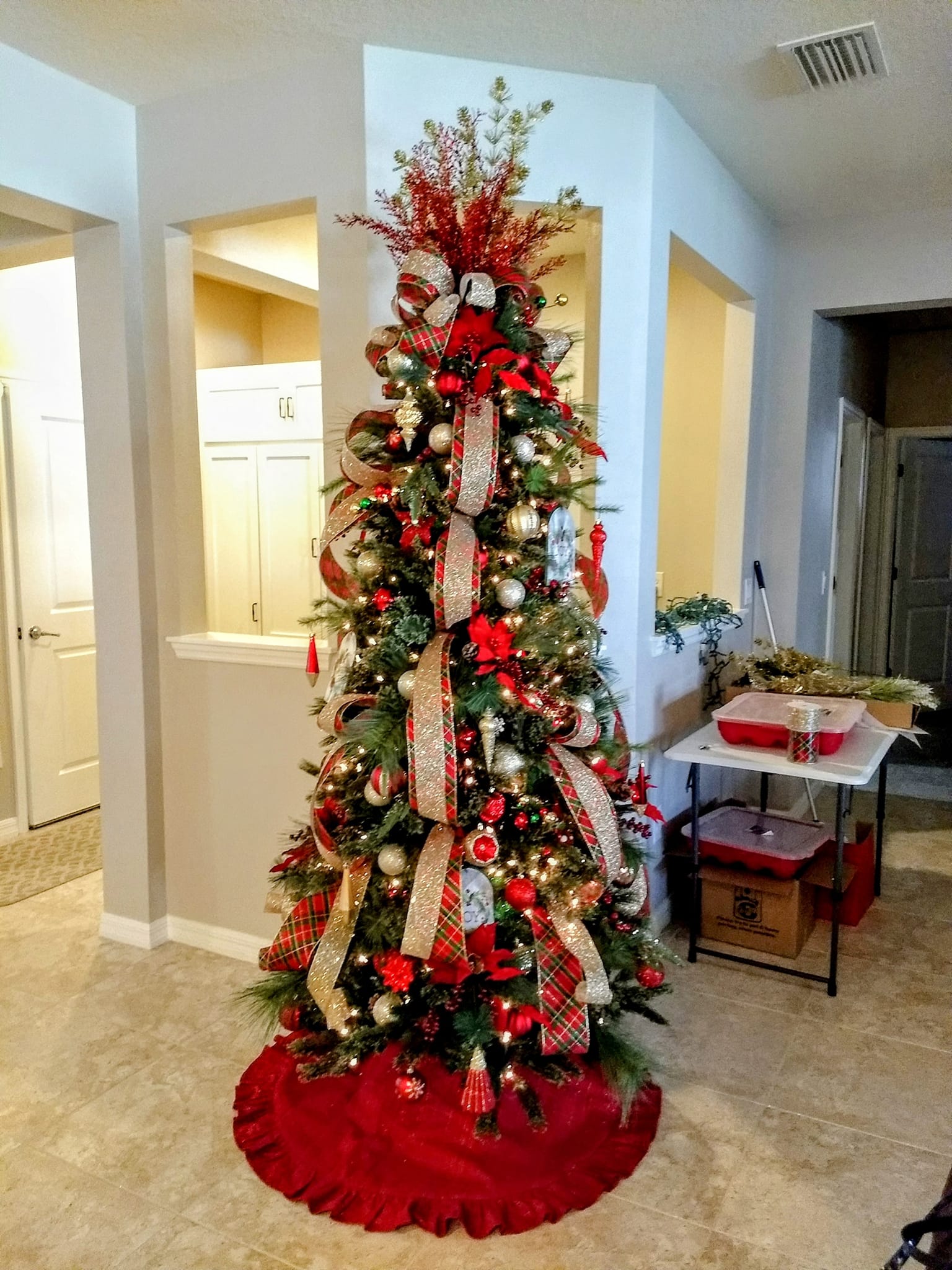 order of dressing a christmas tree In what do you decorate your tree? Tree topper