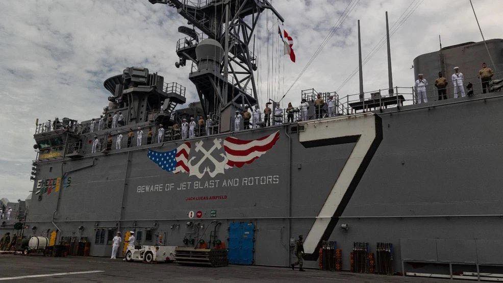🚨 The U.S. Navy’s Iwo Jima Amphibious Ready Group (ARG), consisting of ...