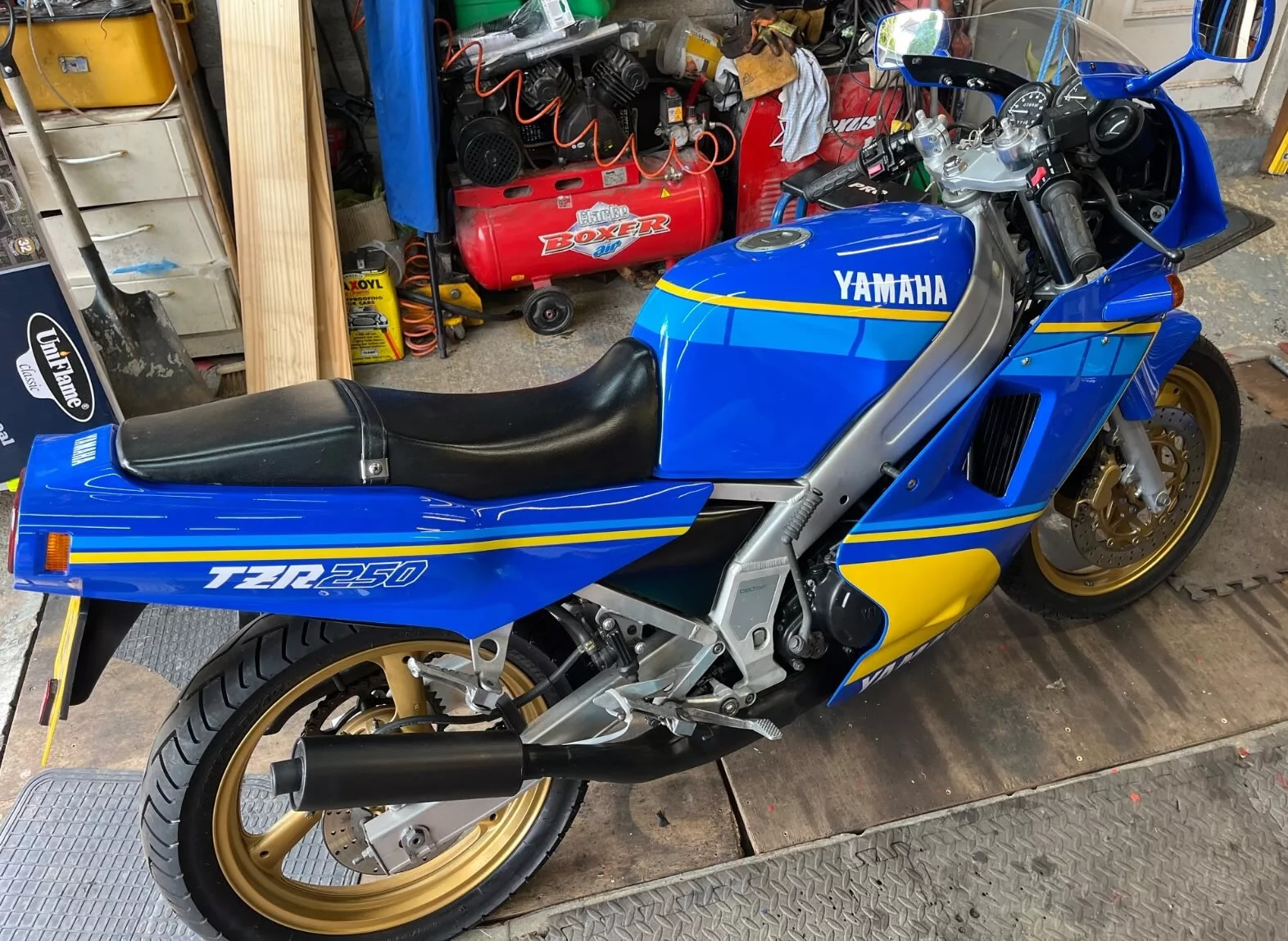 Ad: Yamaha TZR 250 1KT - What a pretty bike ? On eBay here 