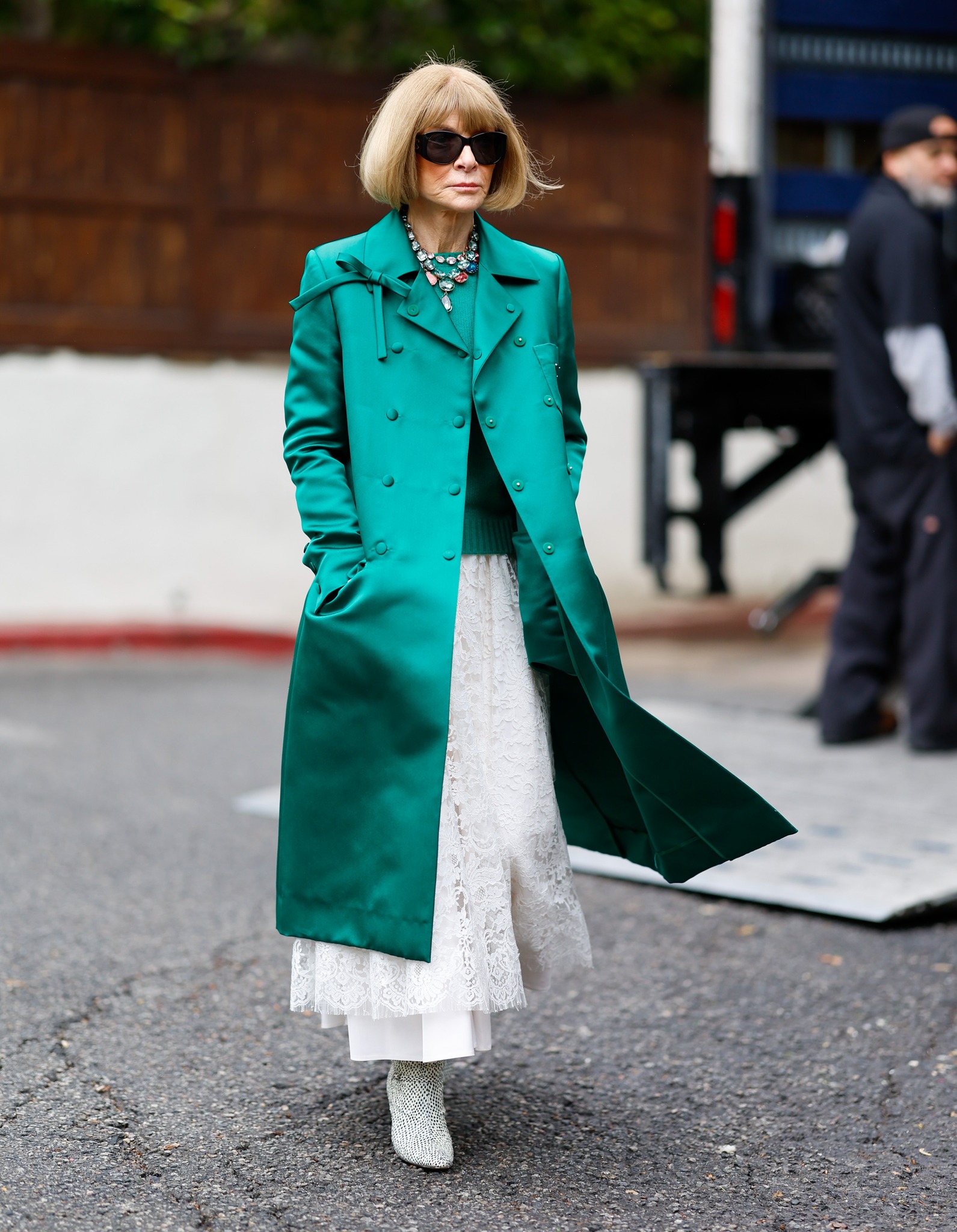 anna wintour green dress AnnaWintour spotted in Los Angeles wearing an emerald coat. 📸 anna wintour iconic looks