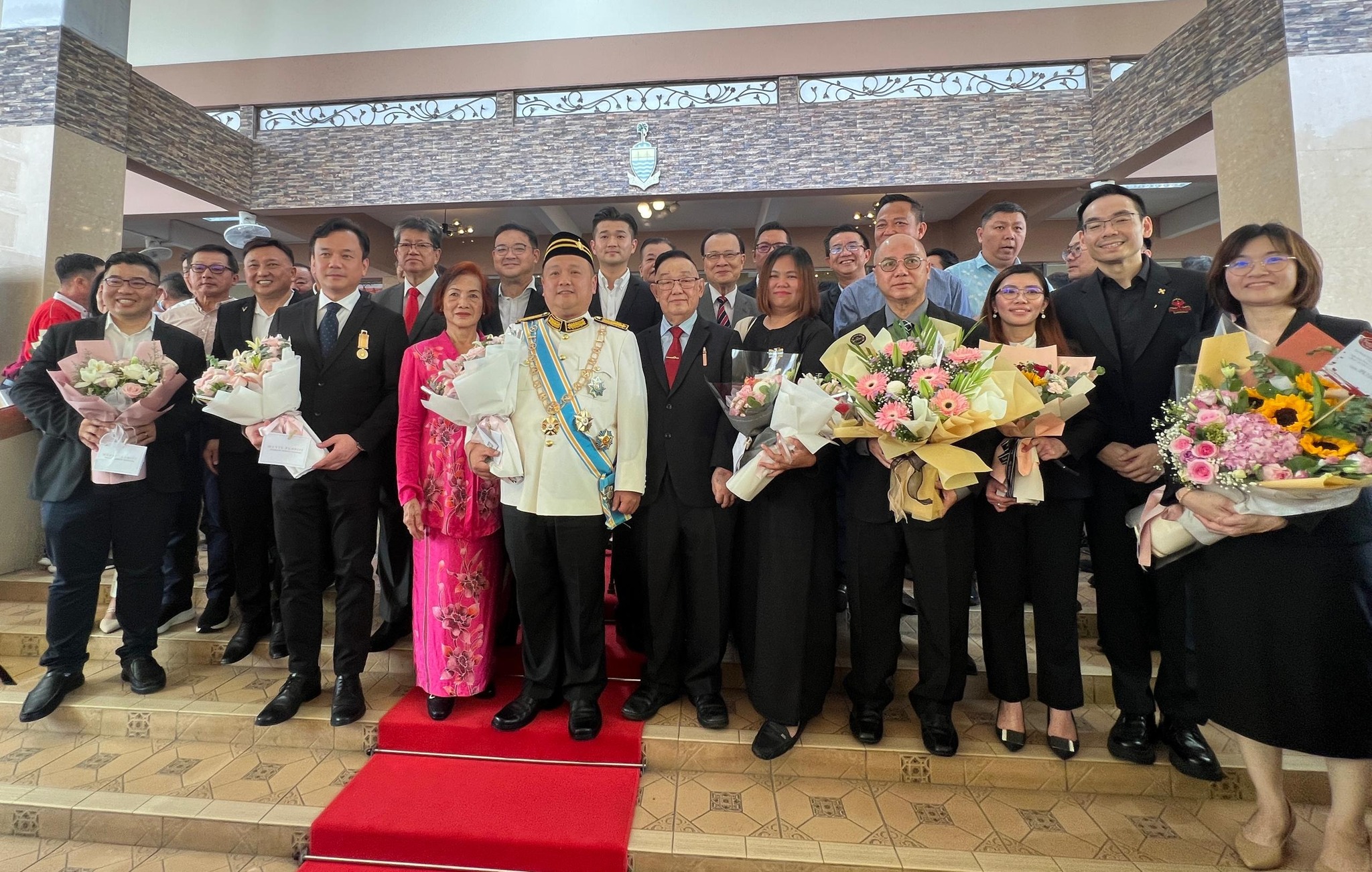 《南洋商报》北马 - 大山脚日新校友会3名理事受封勋衔，分别是会长拿督威拉黄和森（前排左四）受封DSPN拿督勋衔、副会长黄家文（前排左二）受封 ...